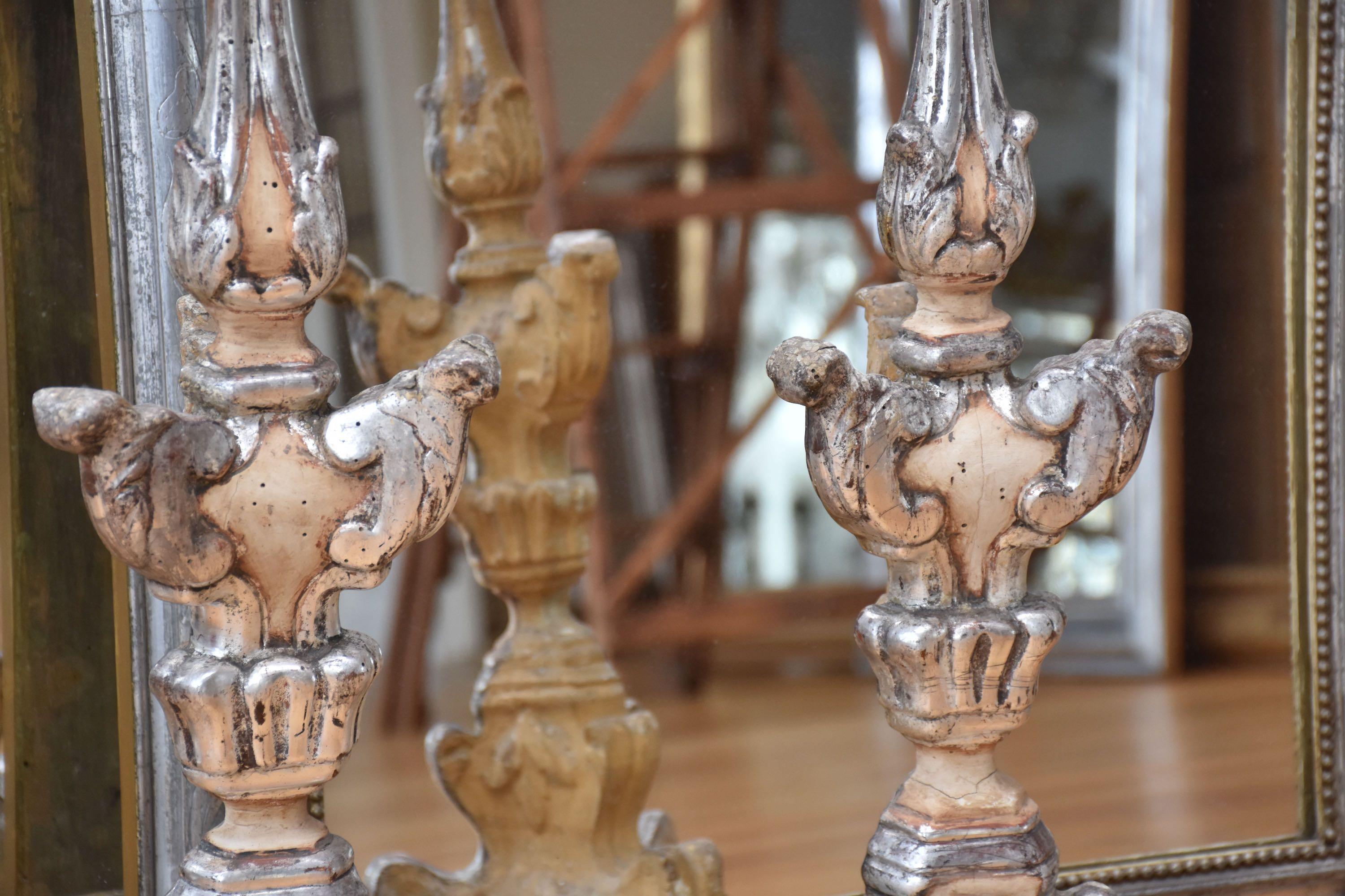 Paire de torchères italiennes sculptées et dorées du 19e siècle en vente 3