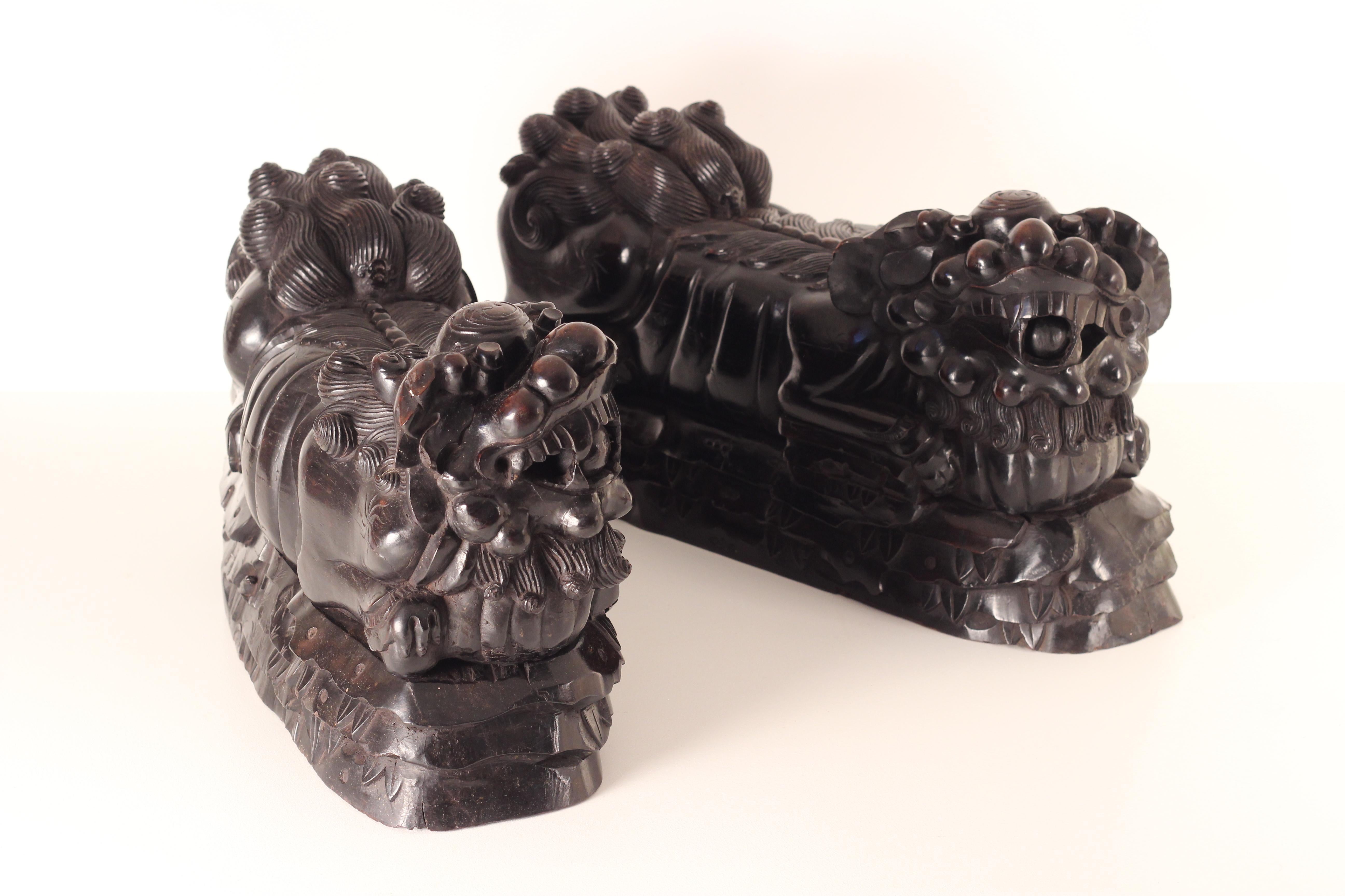 Paar geschnitzte Foo- Tempelhunde oder chinesische Wächter Löwen aus dem 19. Jahrhundert (Mittleres 19. Jahrhundert) im Angebot