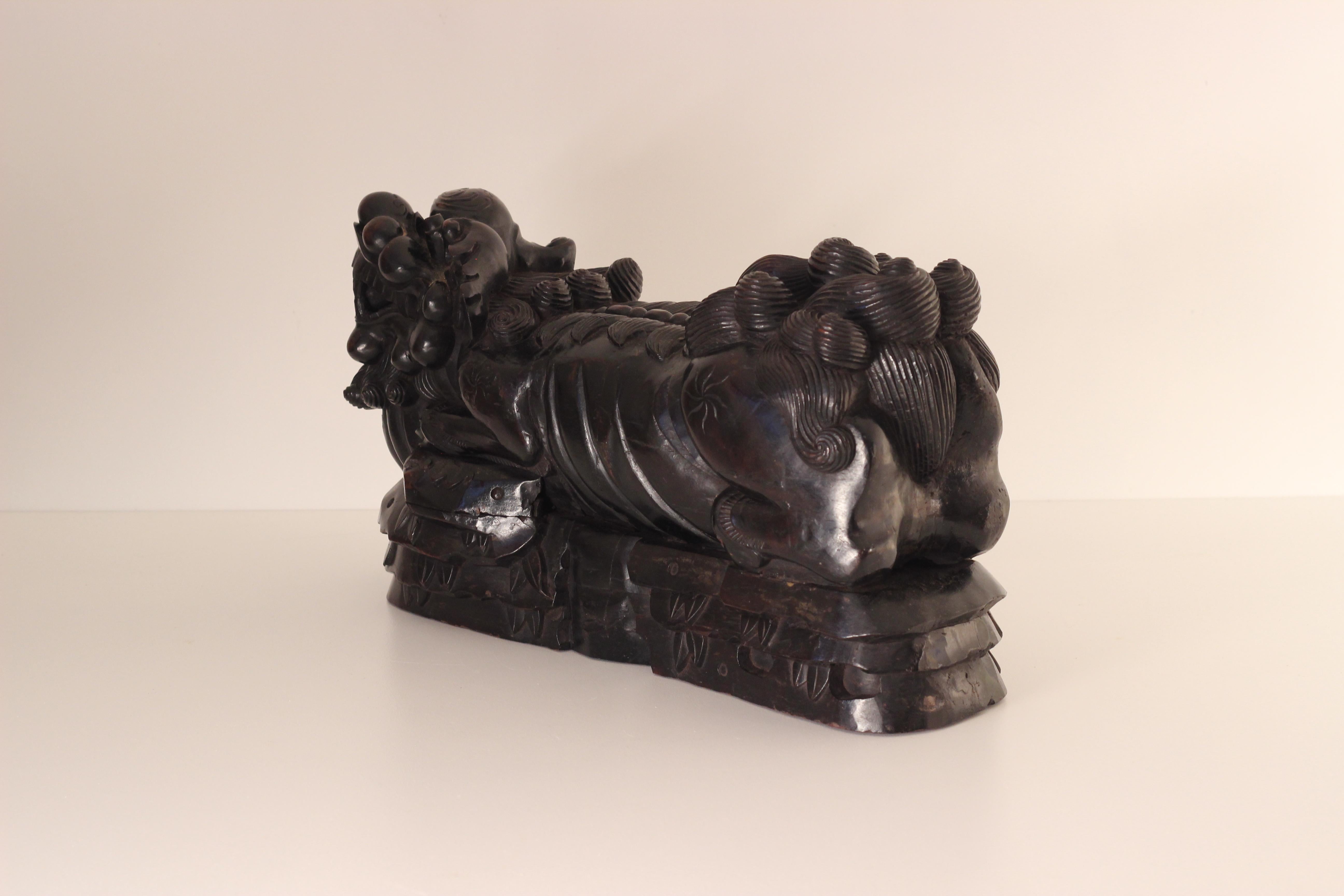 A pair of 19th Century carved Foo temple dogs or Chinese guardian Lions For Sale 6