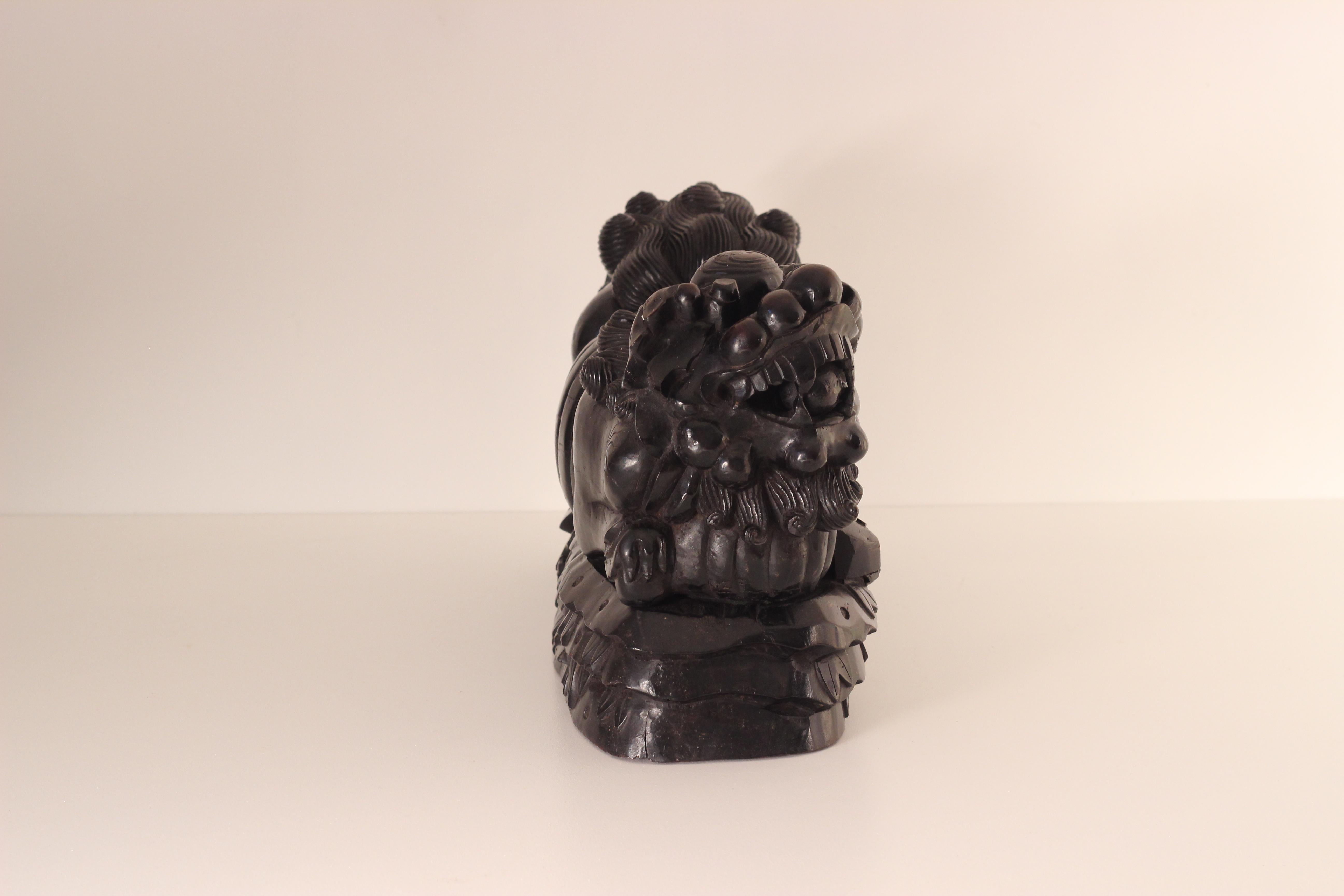 Paar geschnitzte Foo- Tempelhunde oder chinesische Wächter Löwen aus dem 19. Jahrhundert im Angebot 6