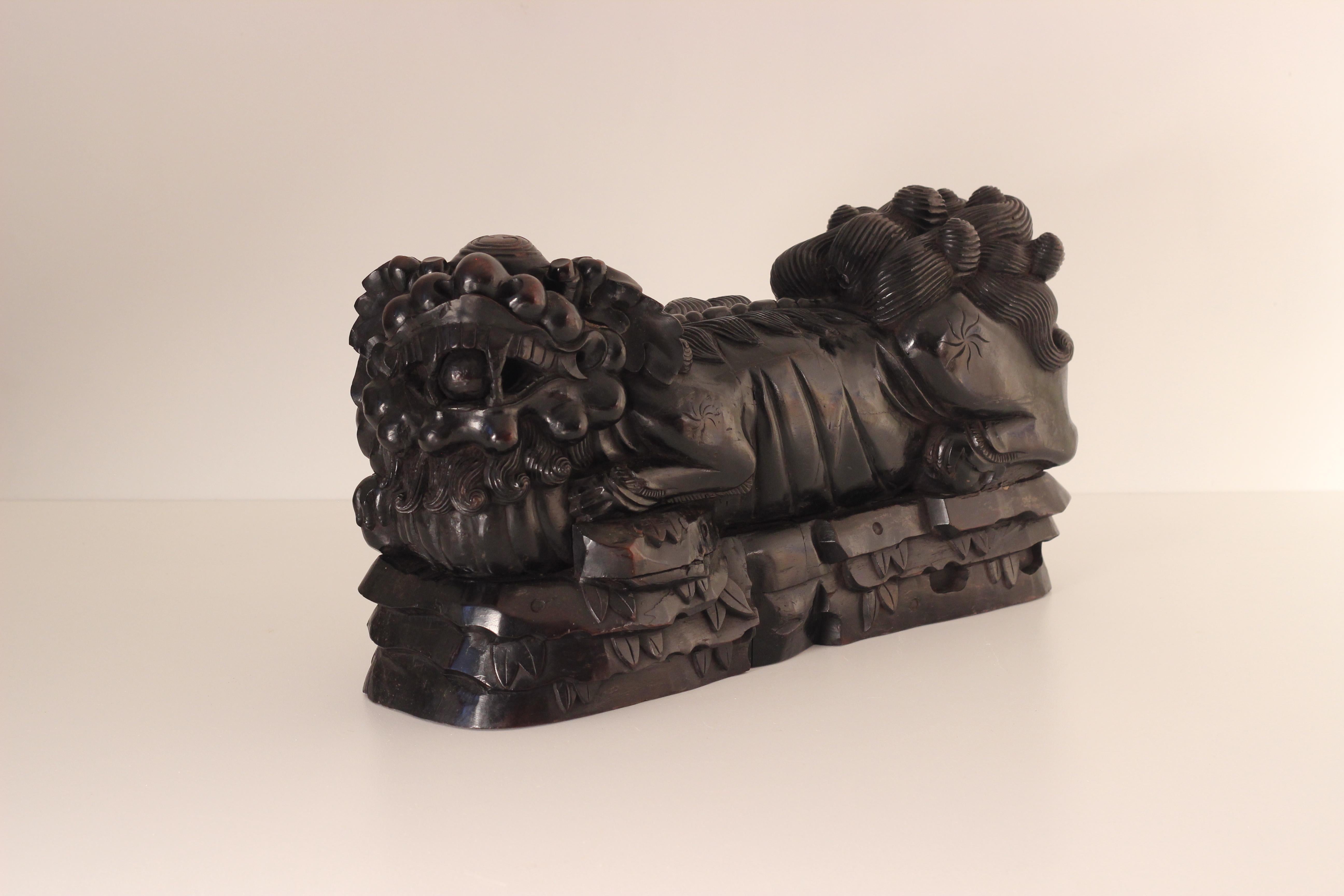 Paire de chiens de temple Foo sculptés ou lions de gardiens chinois du 19ème siècle en vente 9