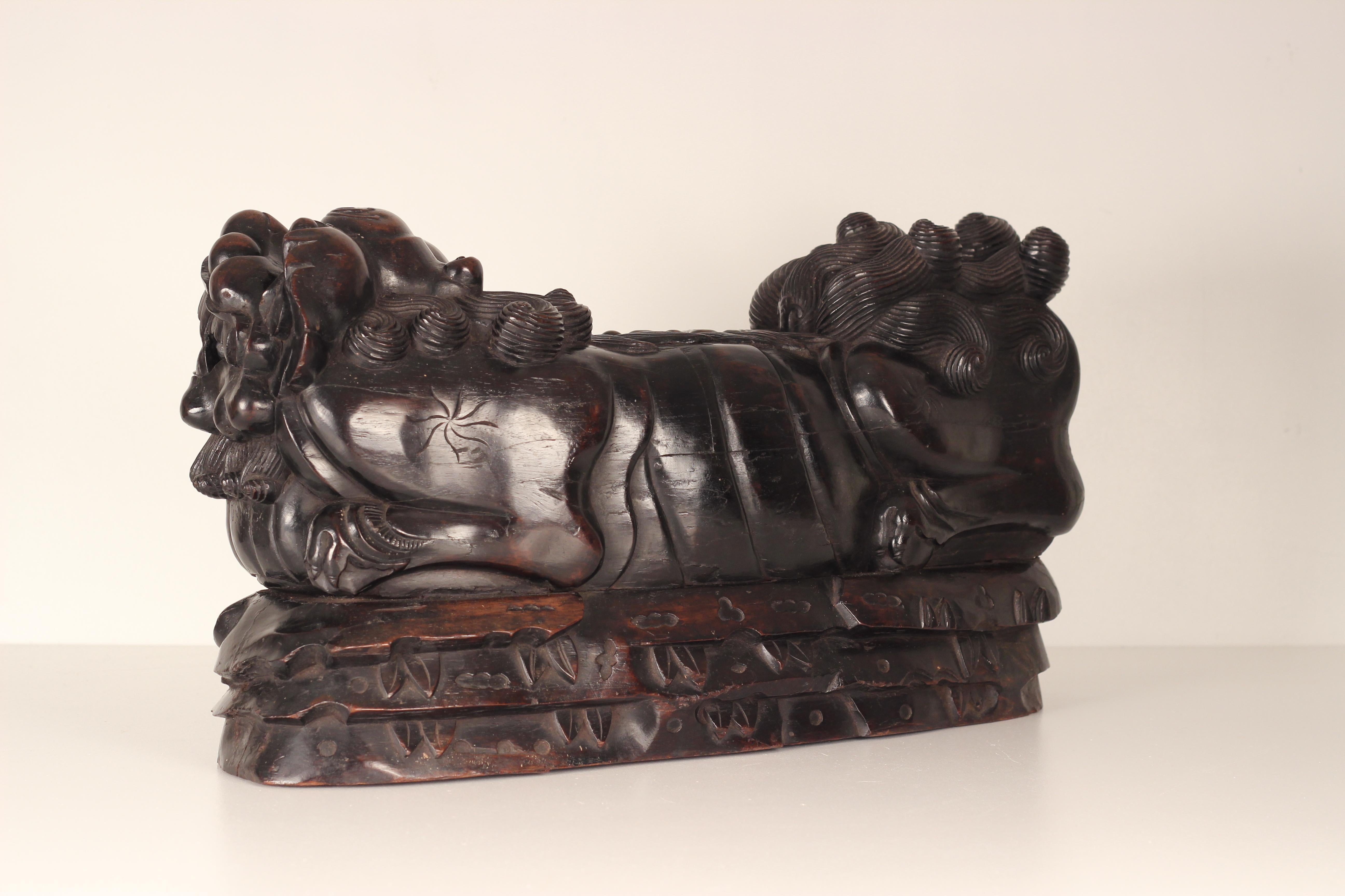 A pair of 19th Century carved Foo temple dogs or Chinese guardian Lions In Good Condition For Sale In London, GB