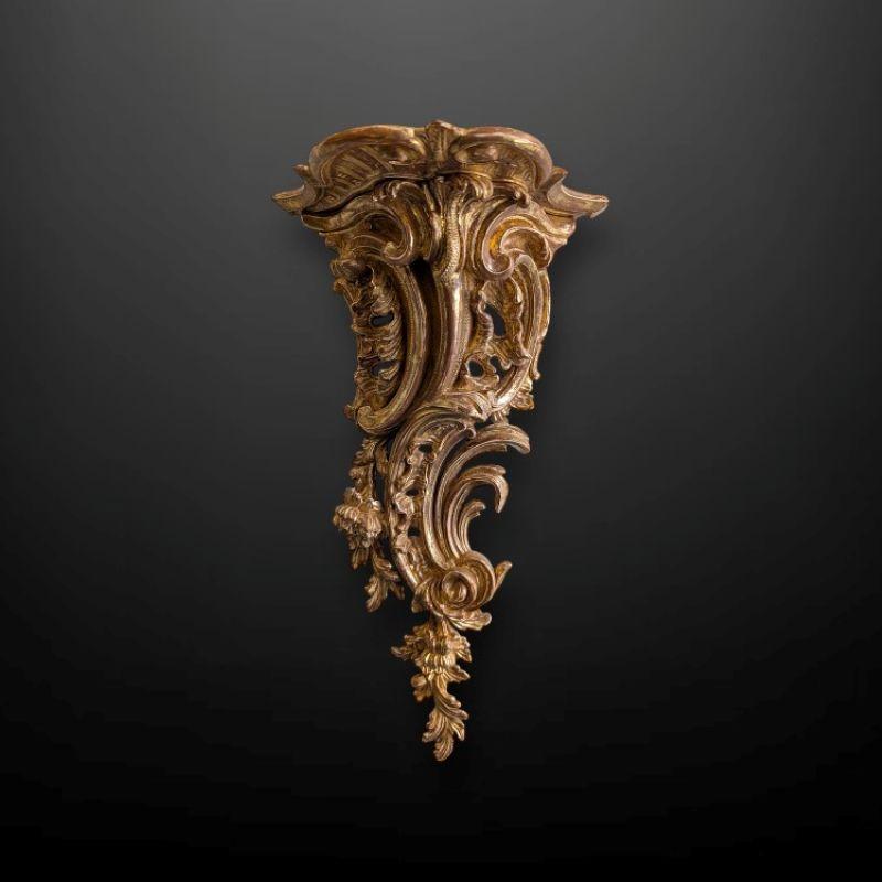 Sculpté à la main A Pair of 19th Century Carved Giltwood Rococo Wall Brackets en vente