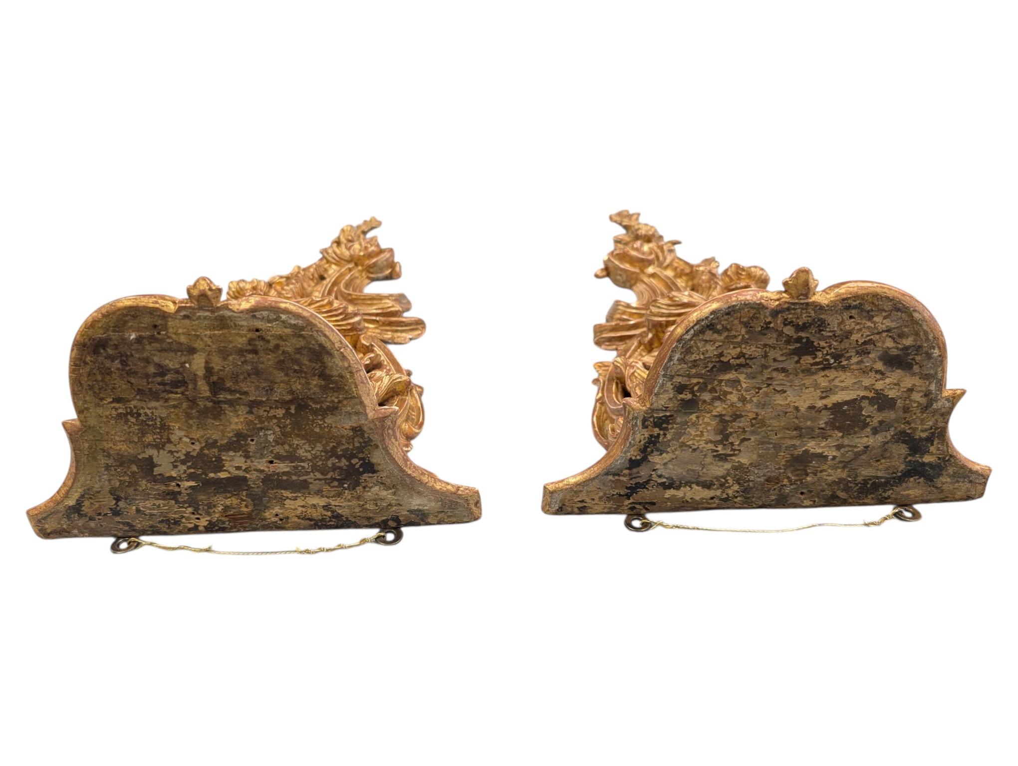 XIXe siècle A Pair of 19th Century Carved Giltwood Rococo Wall Brackets en vente