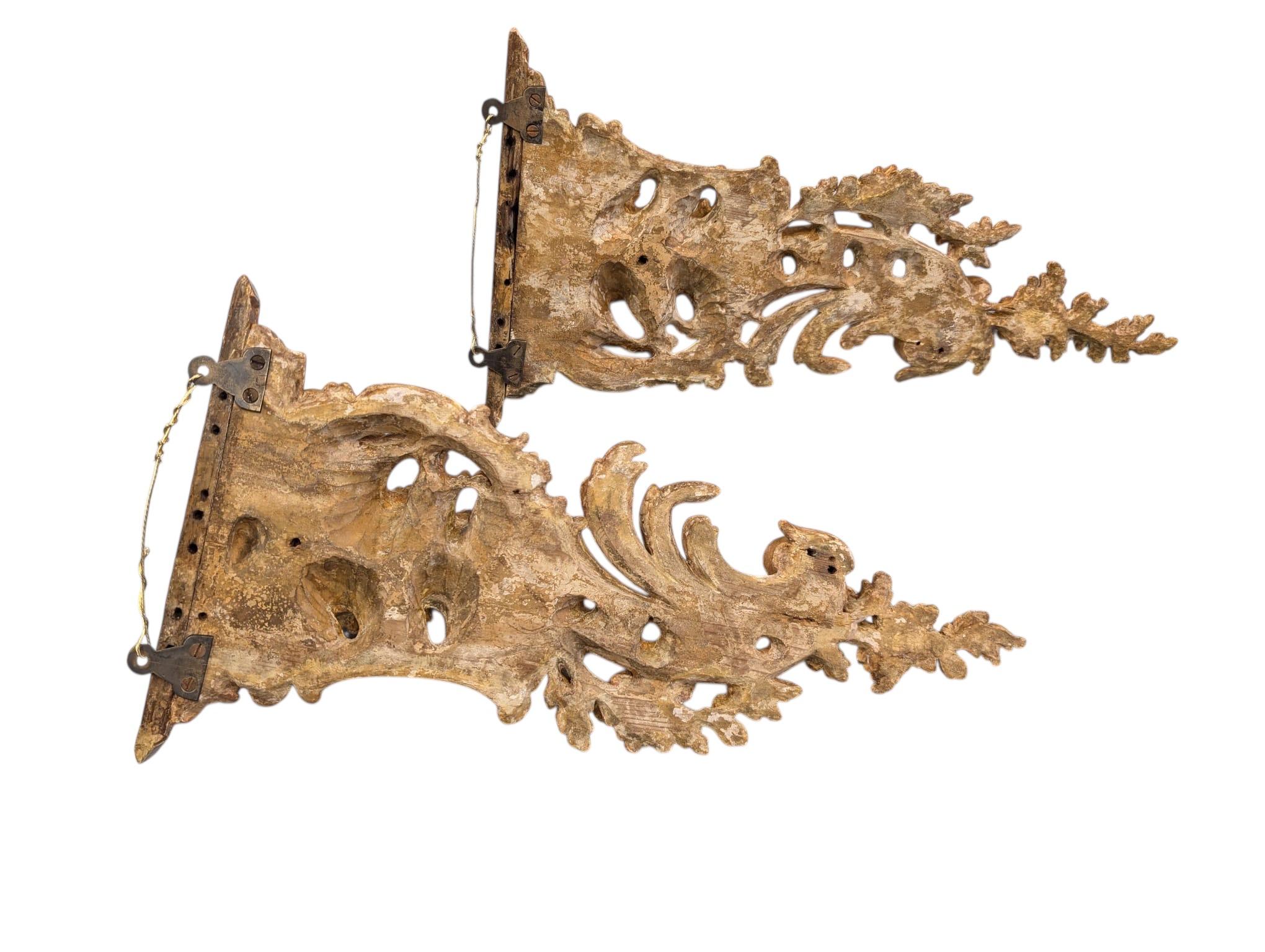 Bois doré A Pair of 19th Century Carved Giltwood Rococo Wall Brackets en vente