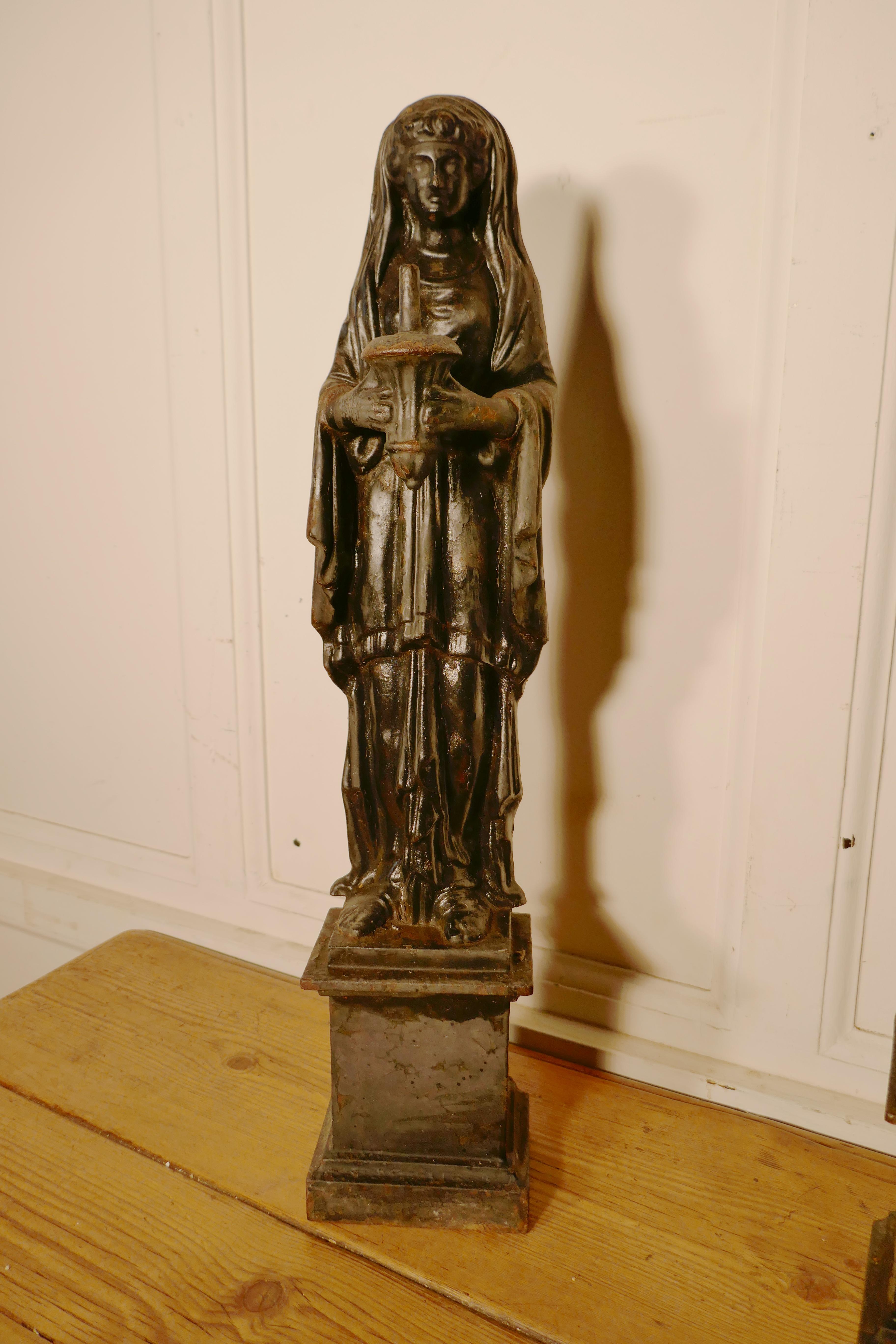 Paire de figures féminines en fonte du XIXe siècle tenant un pilon et un mortier.

Une belle paire de figures, elles sont très lourdes ; chacune des figures tient un mortier, l'une avec un pilon et l'autre sans, elles peuvent provenir d'une
