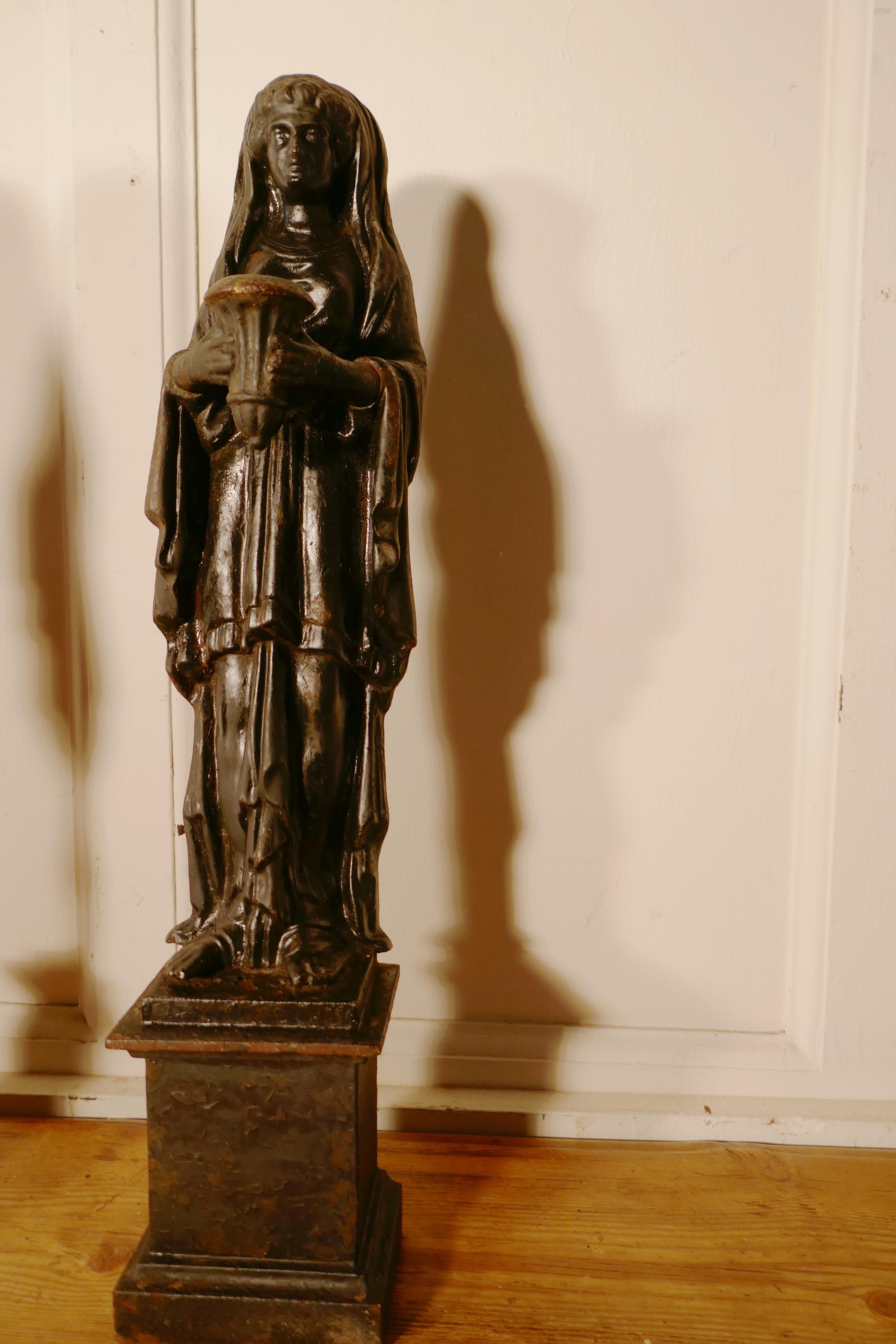 Romain classique Paire de figures féminines en fonte du 19ème siècle tenant un peigne et un autel en vente