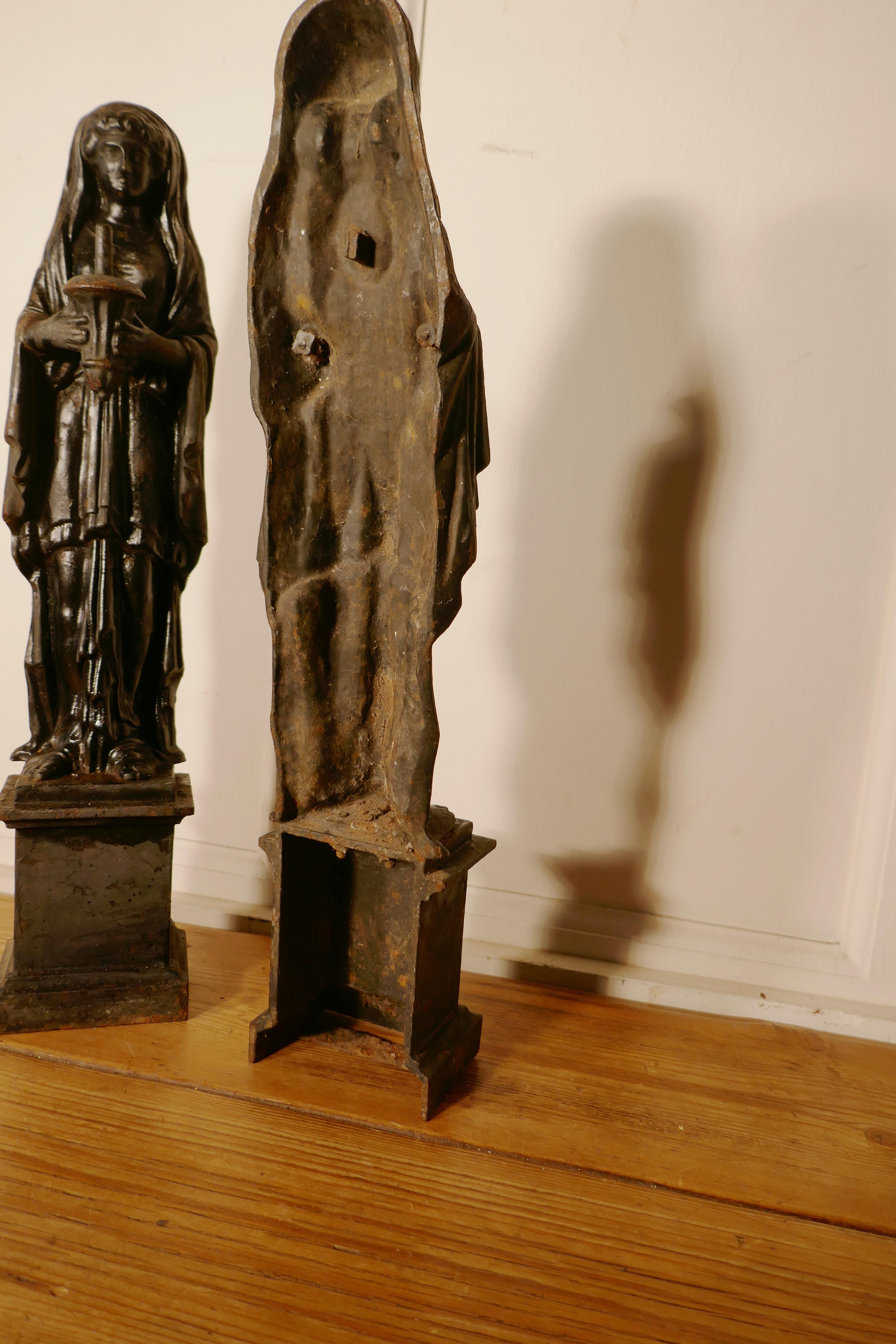 Paire de figures féminines en fonte du 19ème siècle tenant un peigne et un autel en vente 1
