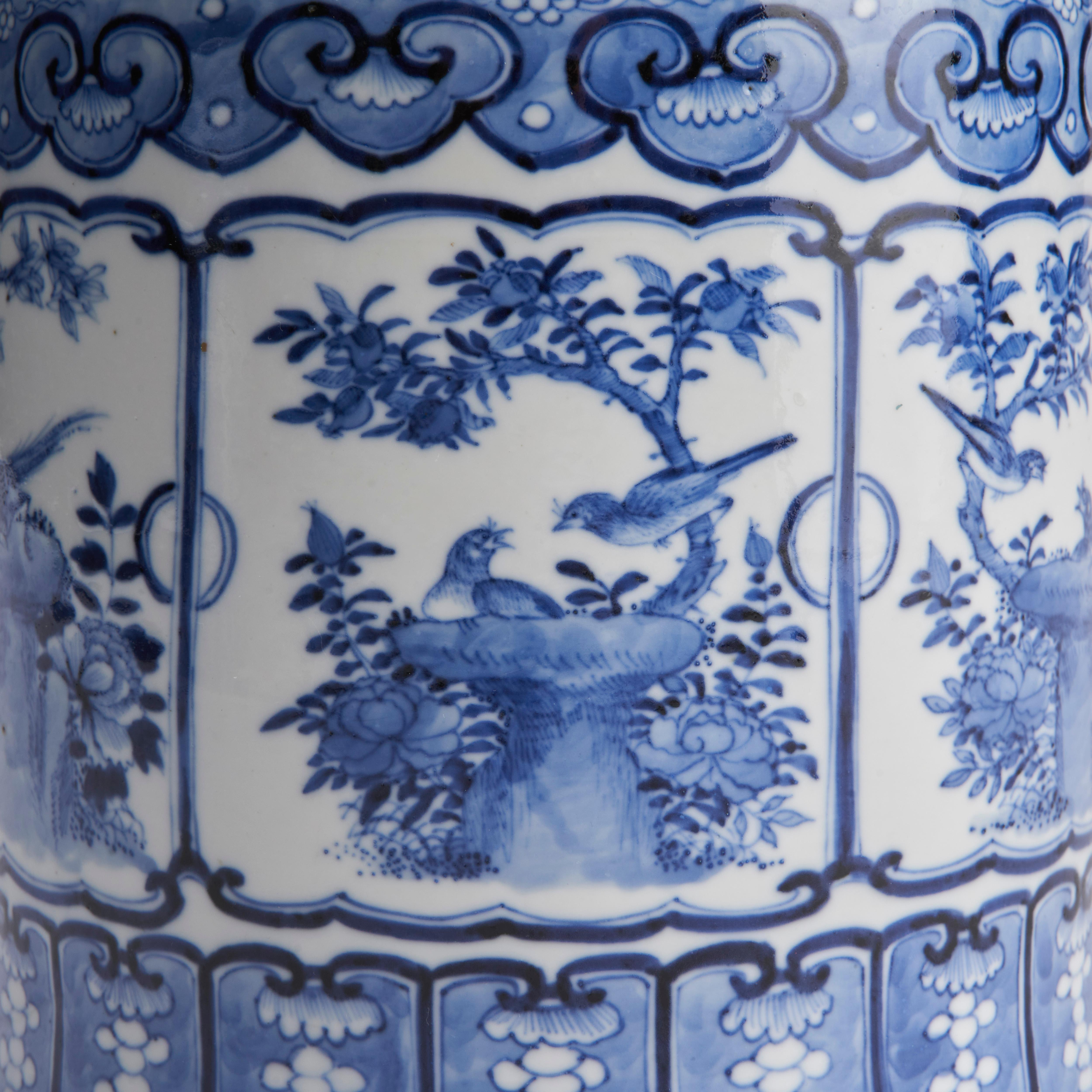 Paire de jarres chinoises du 19ème siècle recouvertes de bleu et blanc  en vente 1