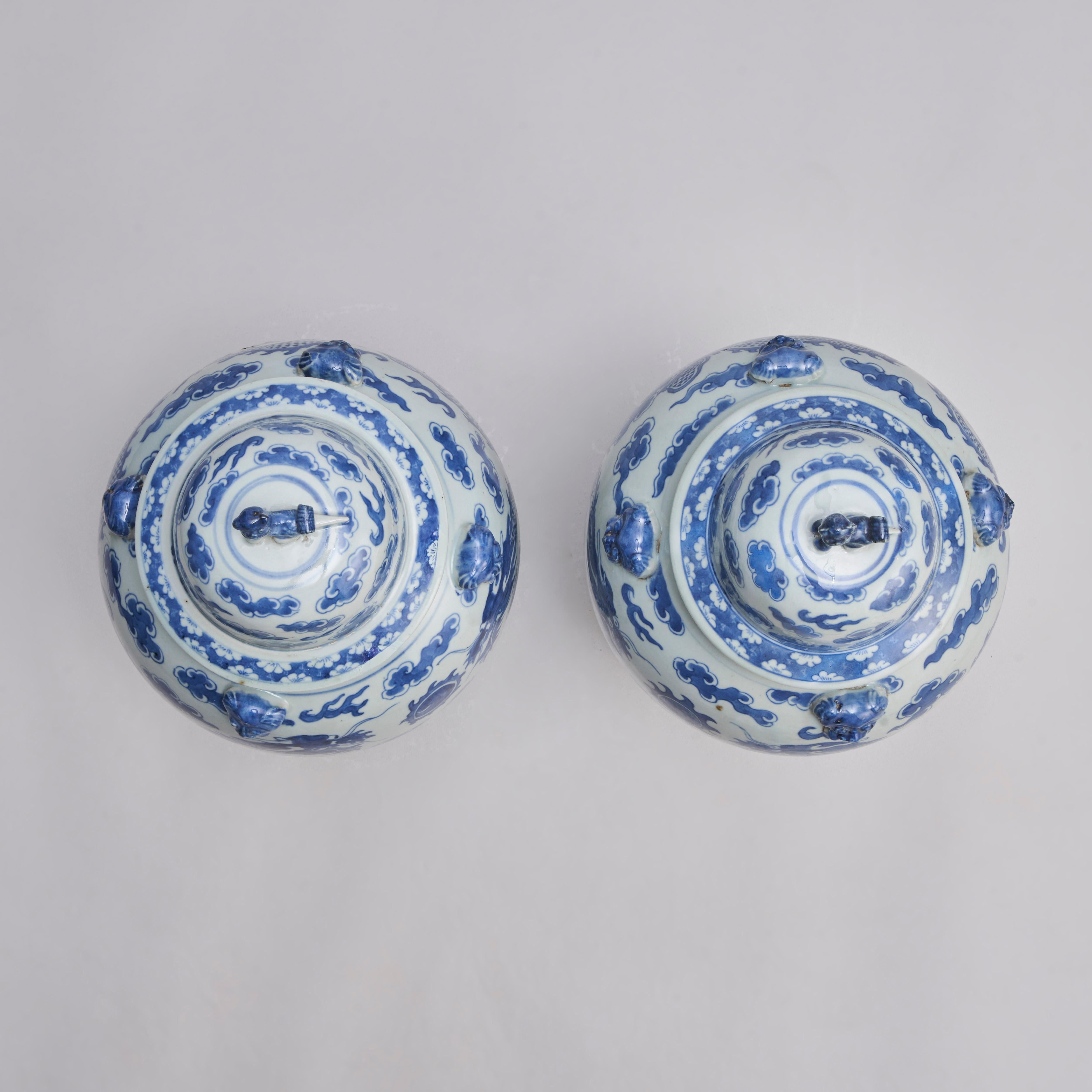 Paire de jarres couvertes en porcelaine bleue et blanche de Chine du 19e siècle en vente 4