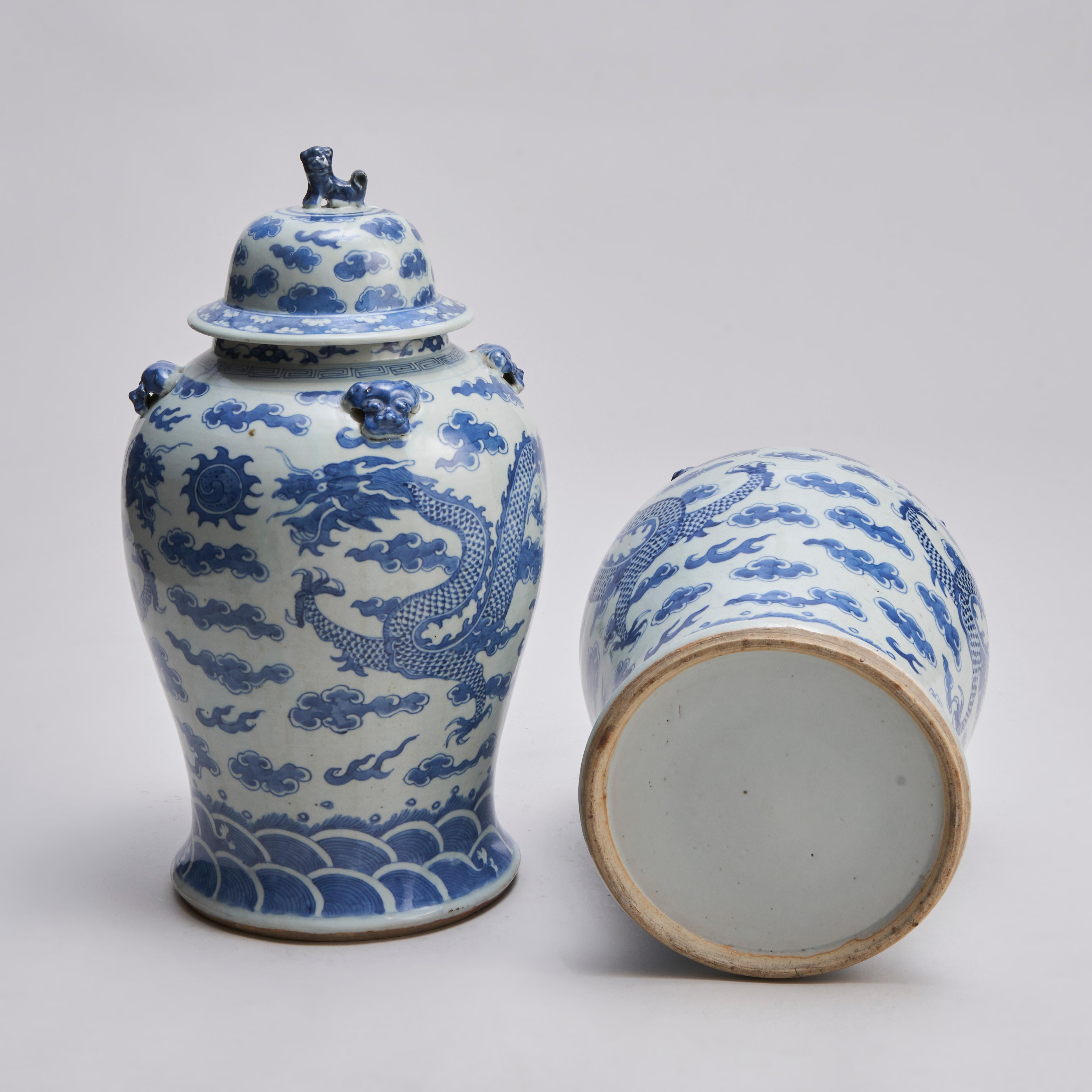 Paire de jarres couvertes en porcelaine bleue et blanche de Chine du 19e siècle en vente 5