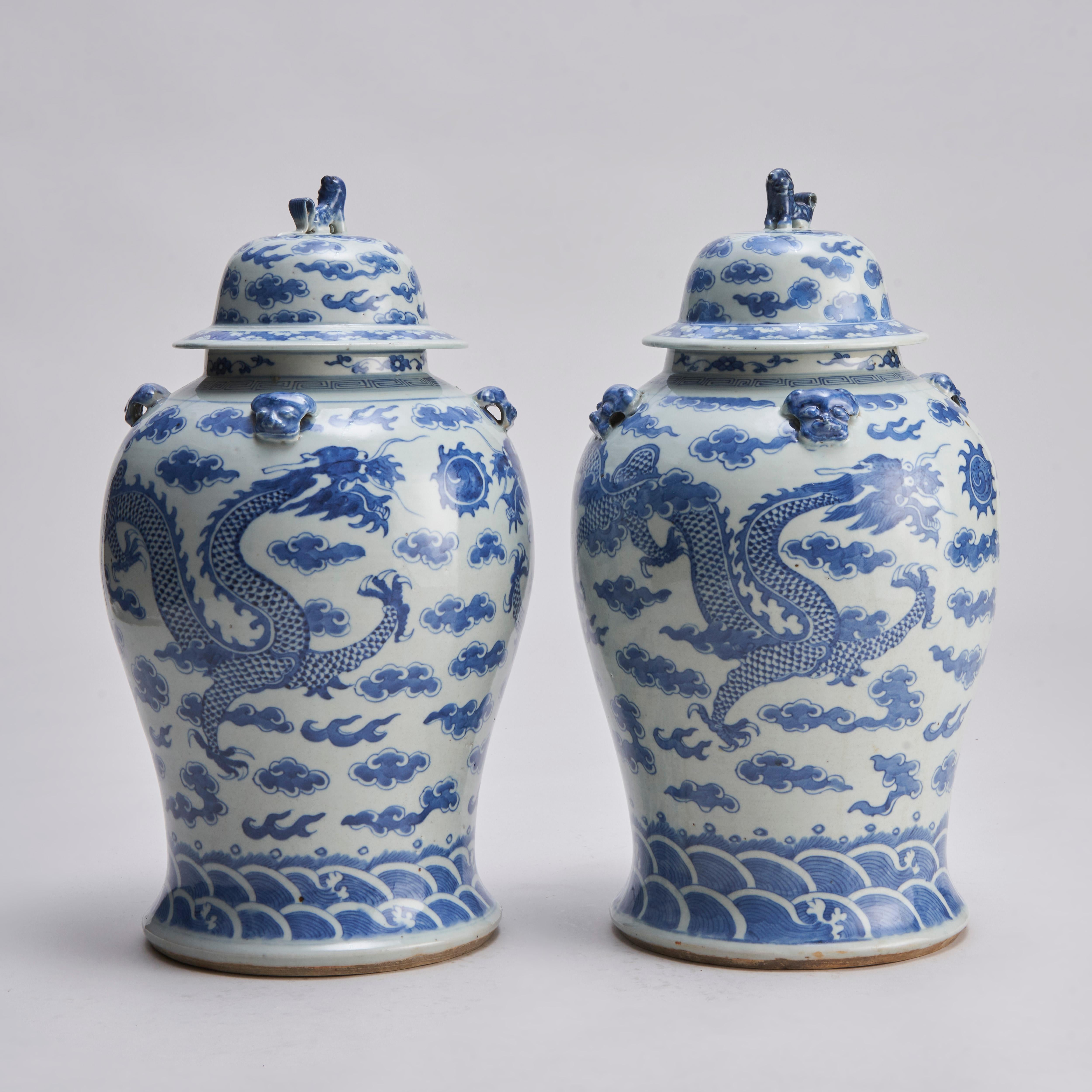 Chinois Paire de jarres couvertes en porcelaine bleue et blanche de Chine du 19e siècle en vente