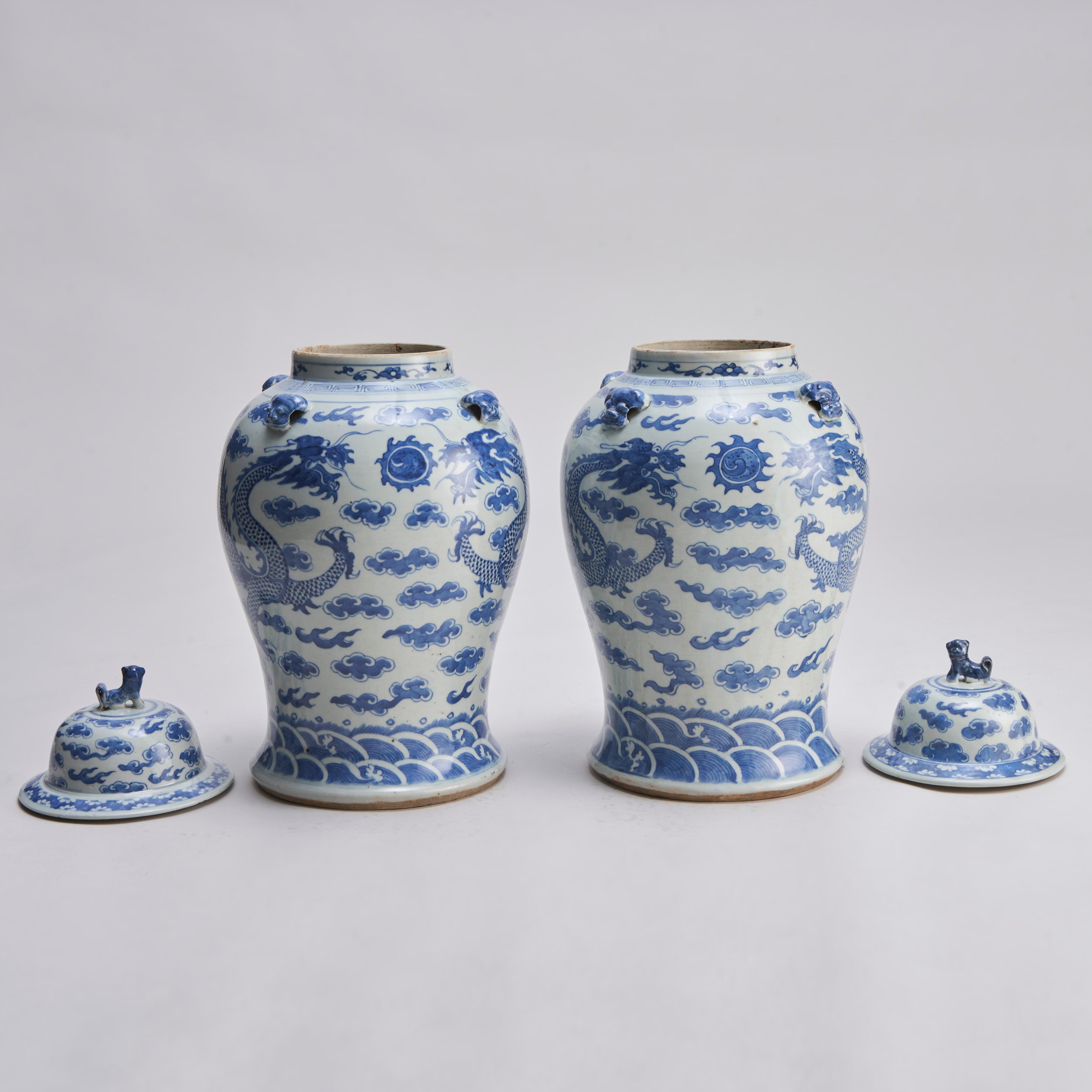Paire de jarres couvertes en porcelaine bleue et blanche de Chine du 19e siècle État moyen - En vente à London, GB