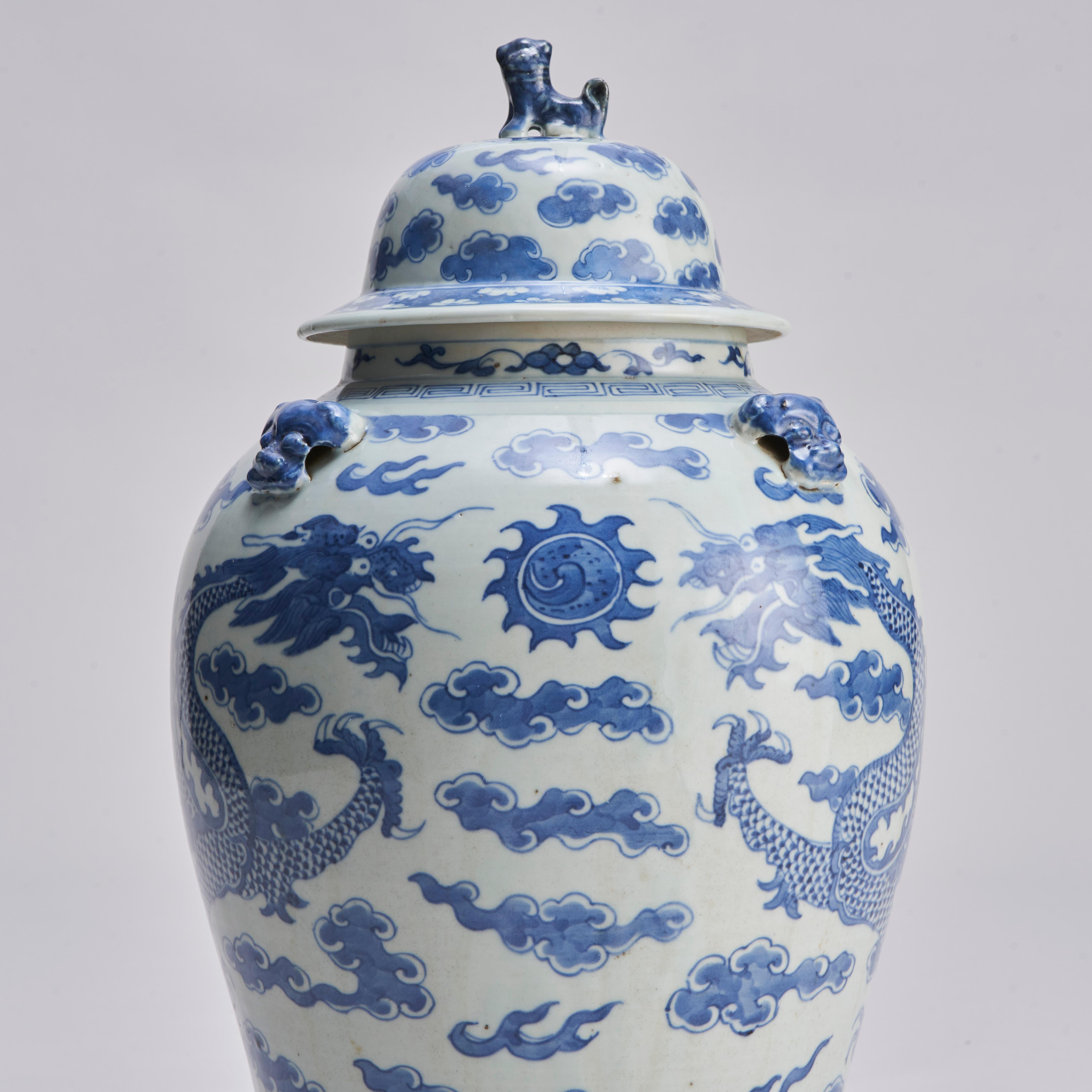 XIXe siècle Paire de jarres couvertes en porcelaine bleue et blanche de Chine du 19e siècle en vente