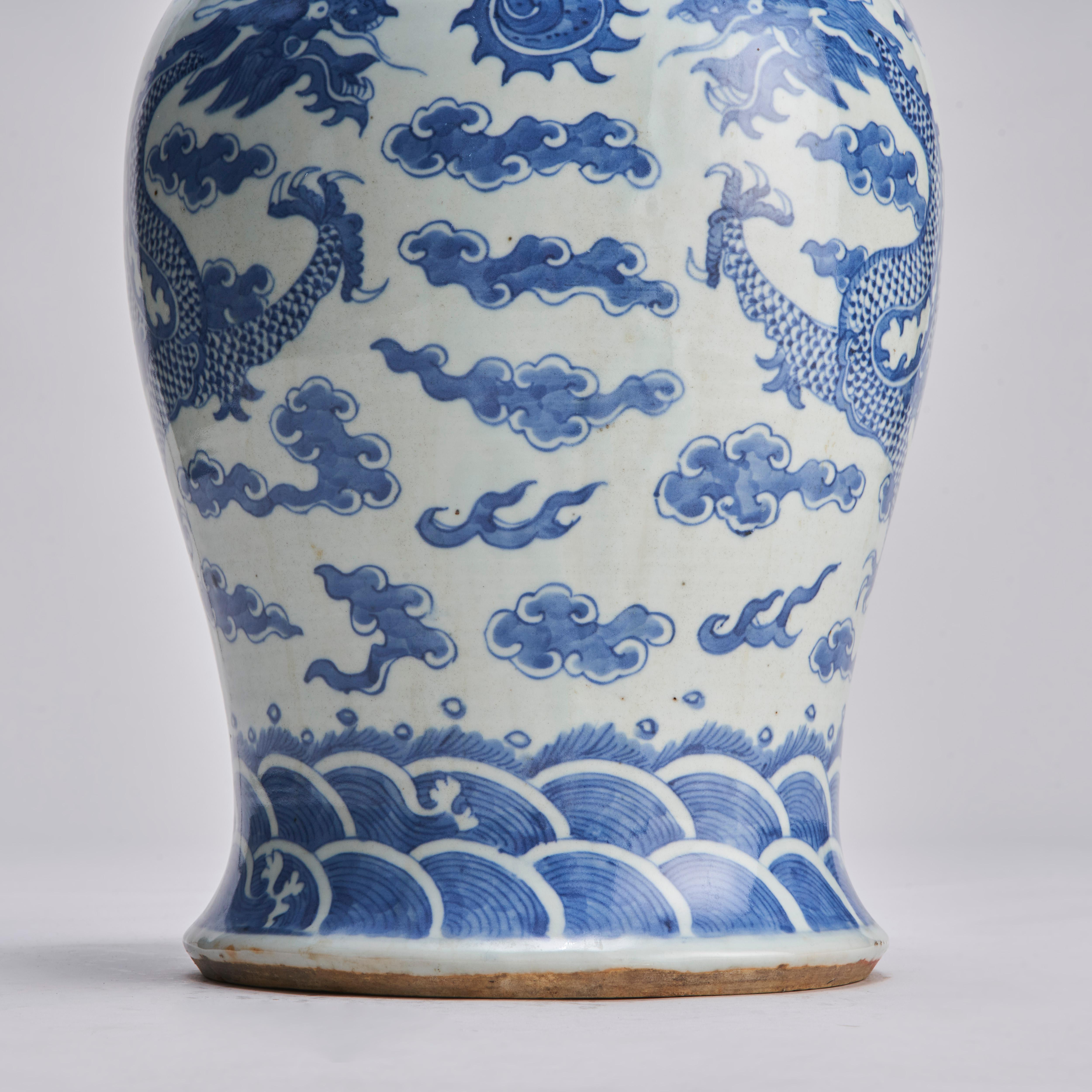 Porcelaine Paire de jarres couvertes en porcelaine bleue et blanche de Chine du 19e siècle en vente