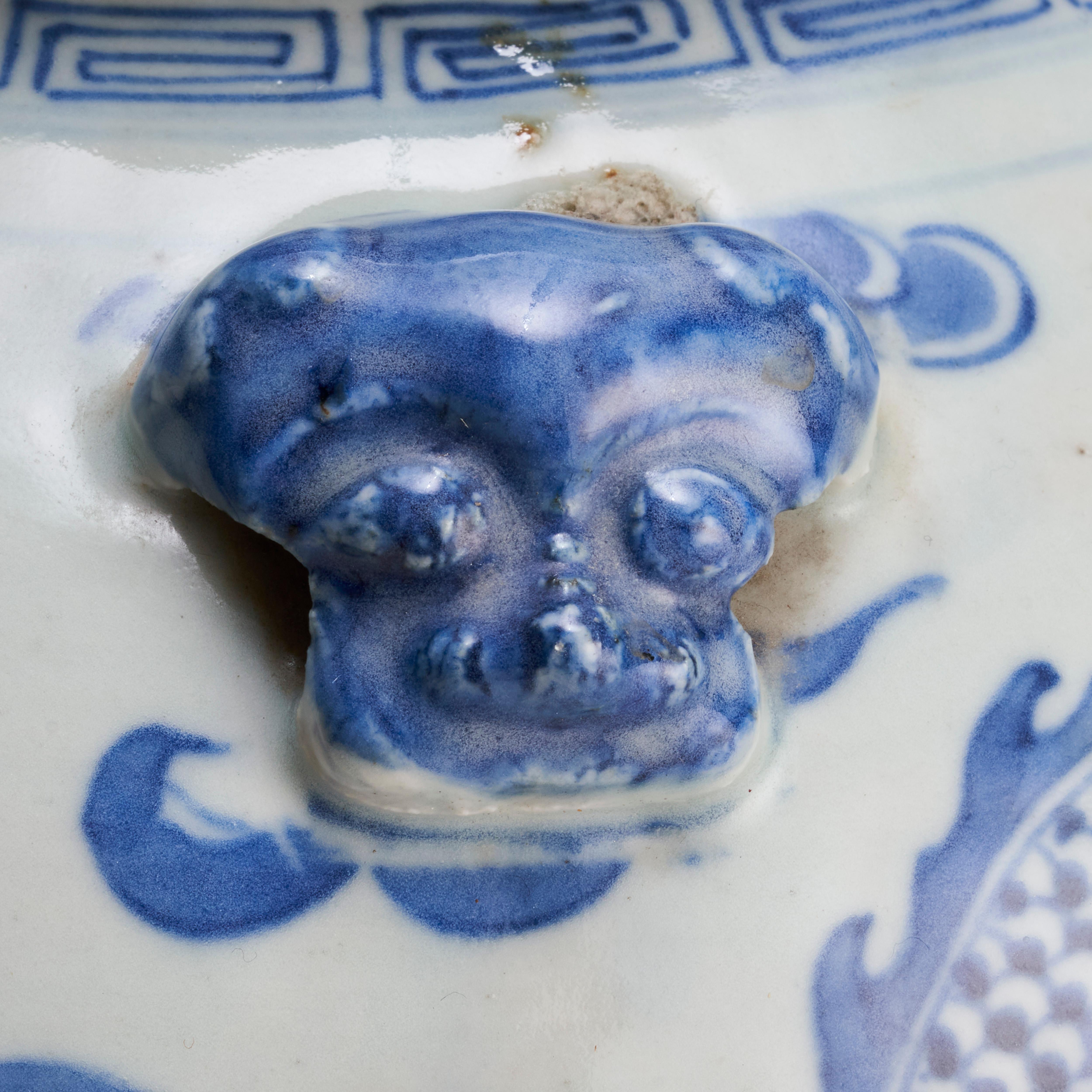 Paire de jarres couvertes en porcelaine bleue et blanche de Chine du 19e siècle en vente 2
