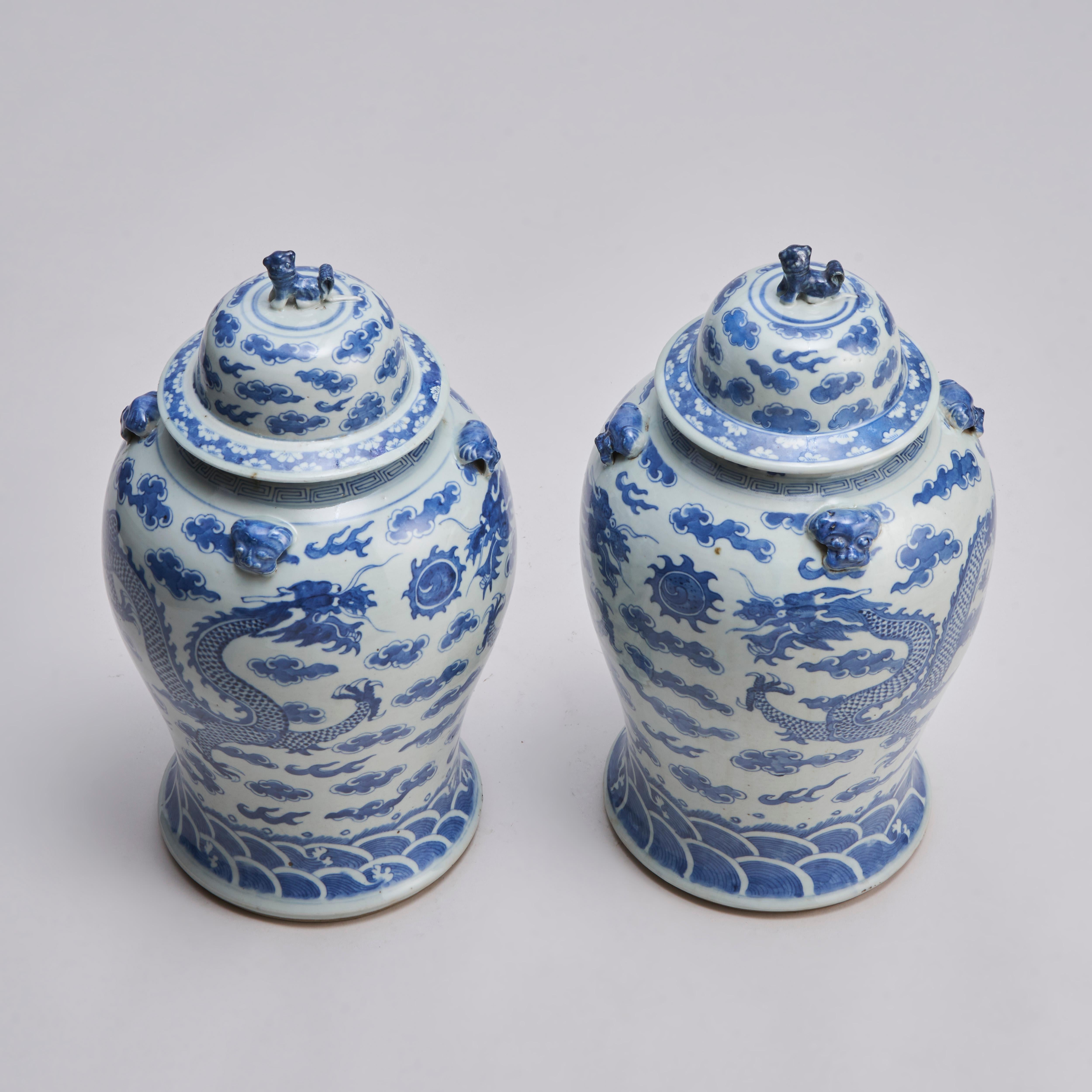 Paire de jarres couvertes en porcelaine bleue et blanche de Chine du 19e siècle en vente 3