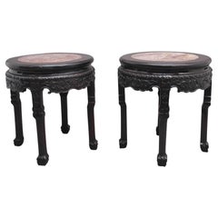 Paire de tables d'appoint chinoises en bois de feuillus sculpté du 19ème siècle