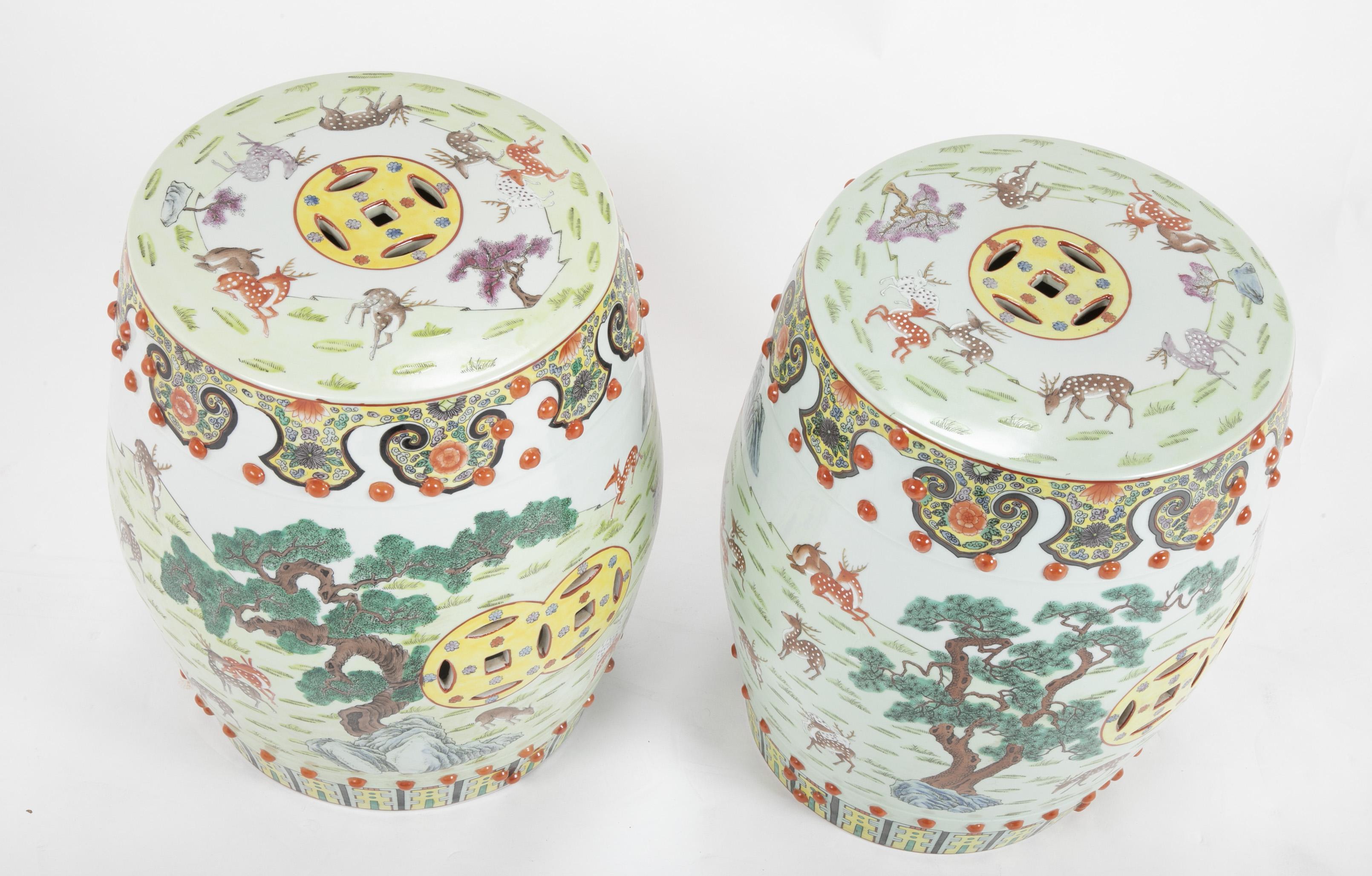 A pair of Chinese Famille rose porcelain garden seat. Depicting 