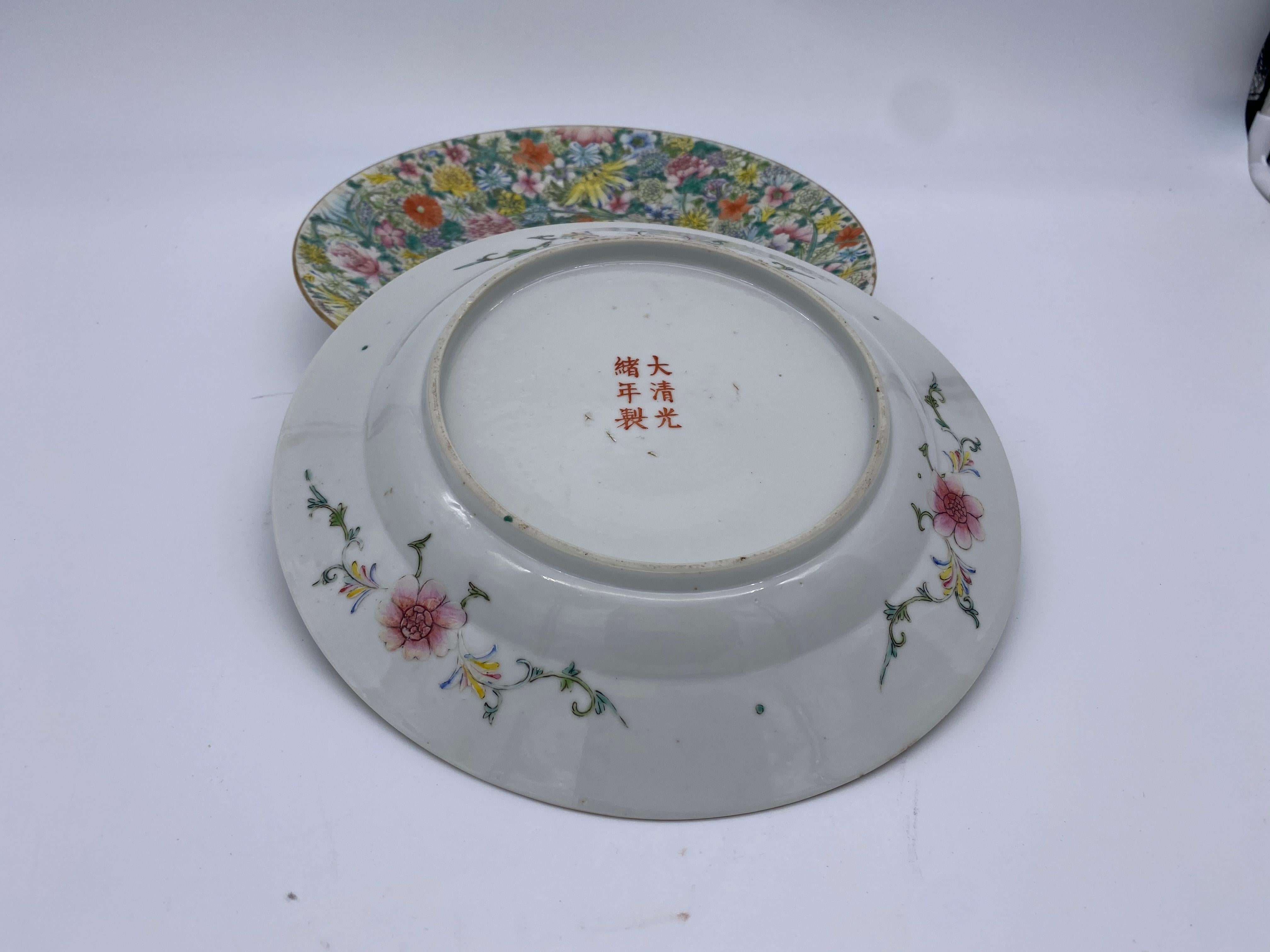 Paar chinesische Porzellanteller mit Blumenblüten aus dem 19 im Angebot 1