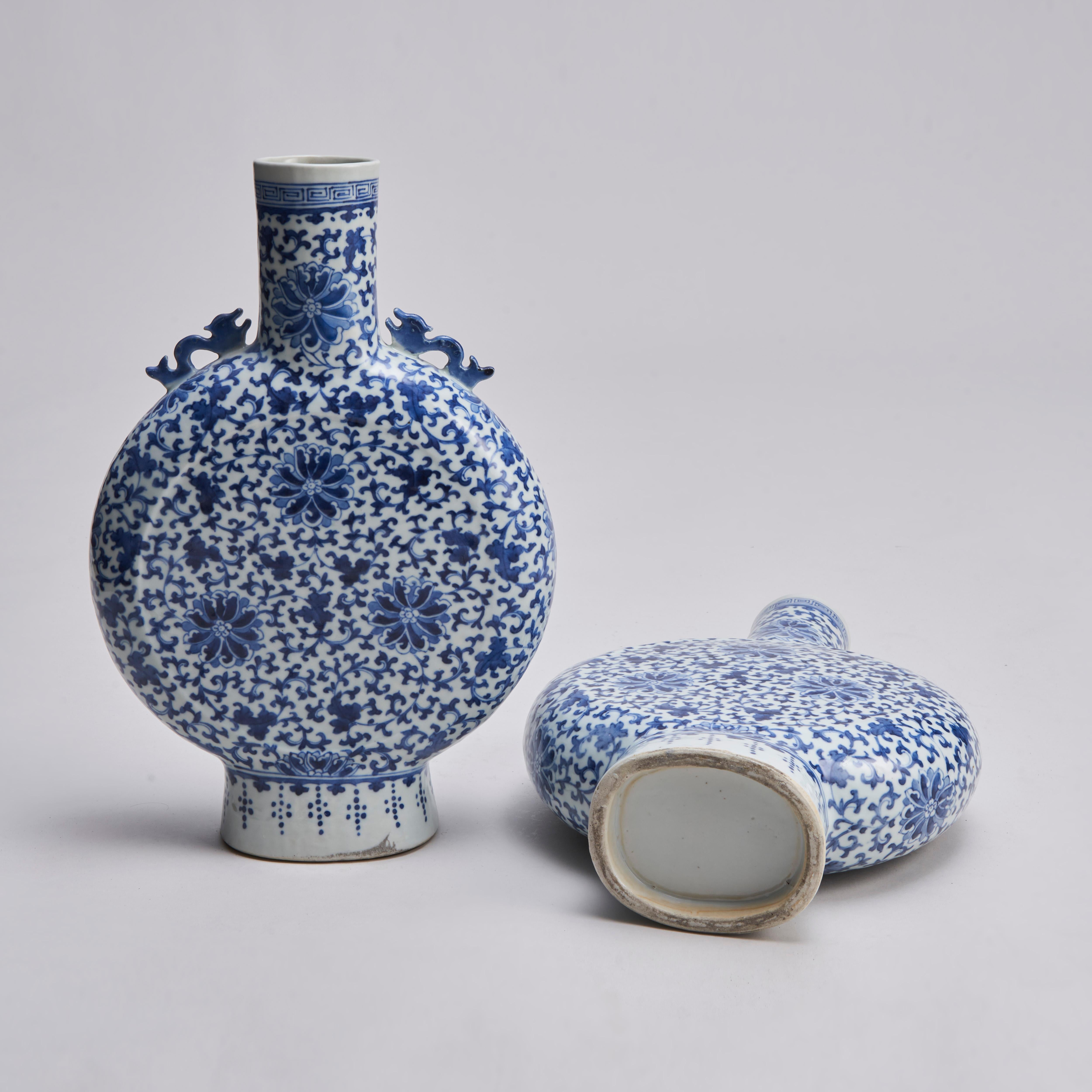 A pair of 19th Century, Chinese porcelain blue and white pilgrim vases For Sale 6