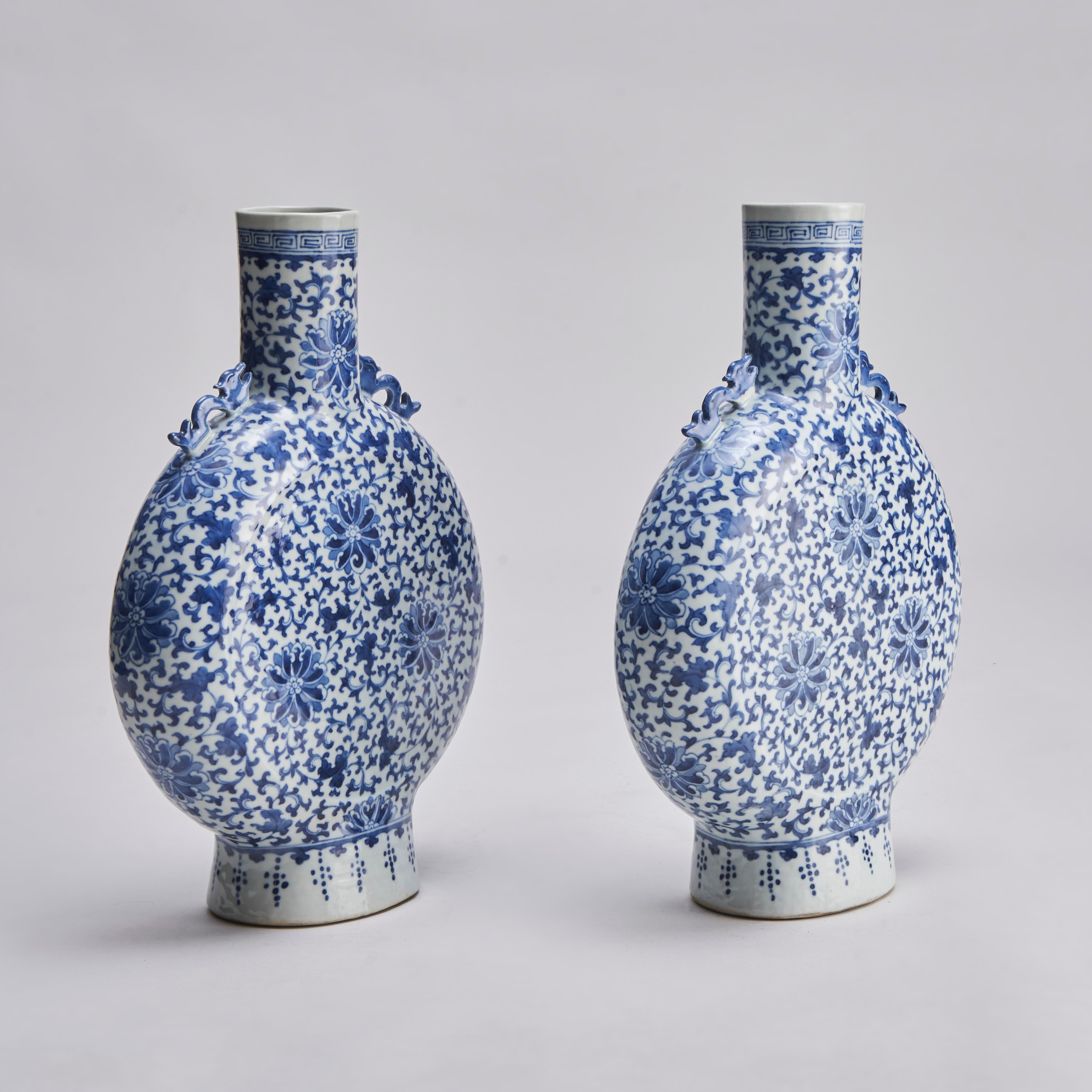 Chinois Paire de vases de pèlerin en porcelaine chinoise bleue et blanche du 19e siècle en vente