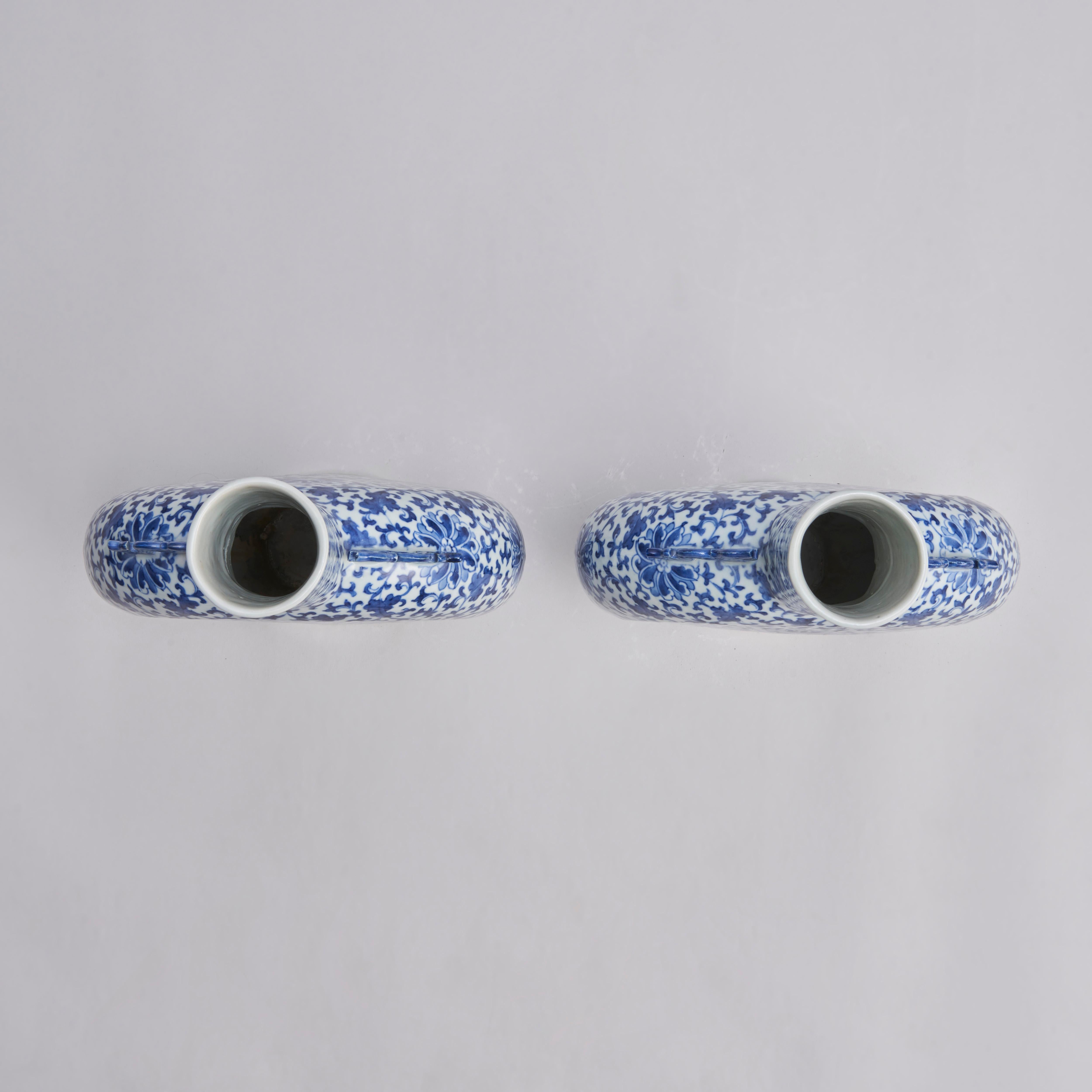 A pair of 19th Century, Chinese porcelain blue and white pilgrim vases For Sale 1