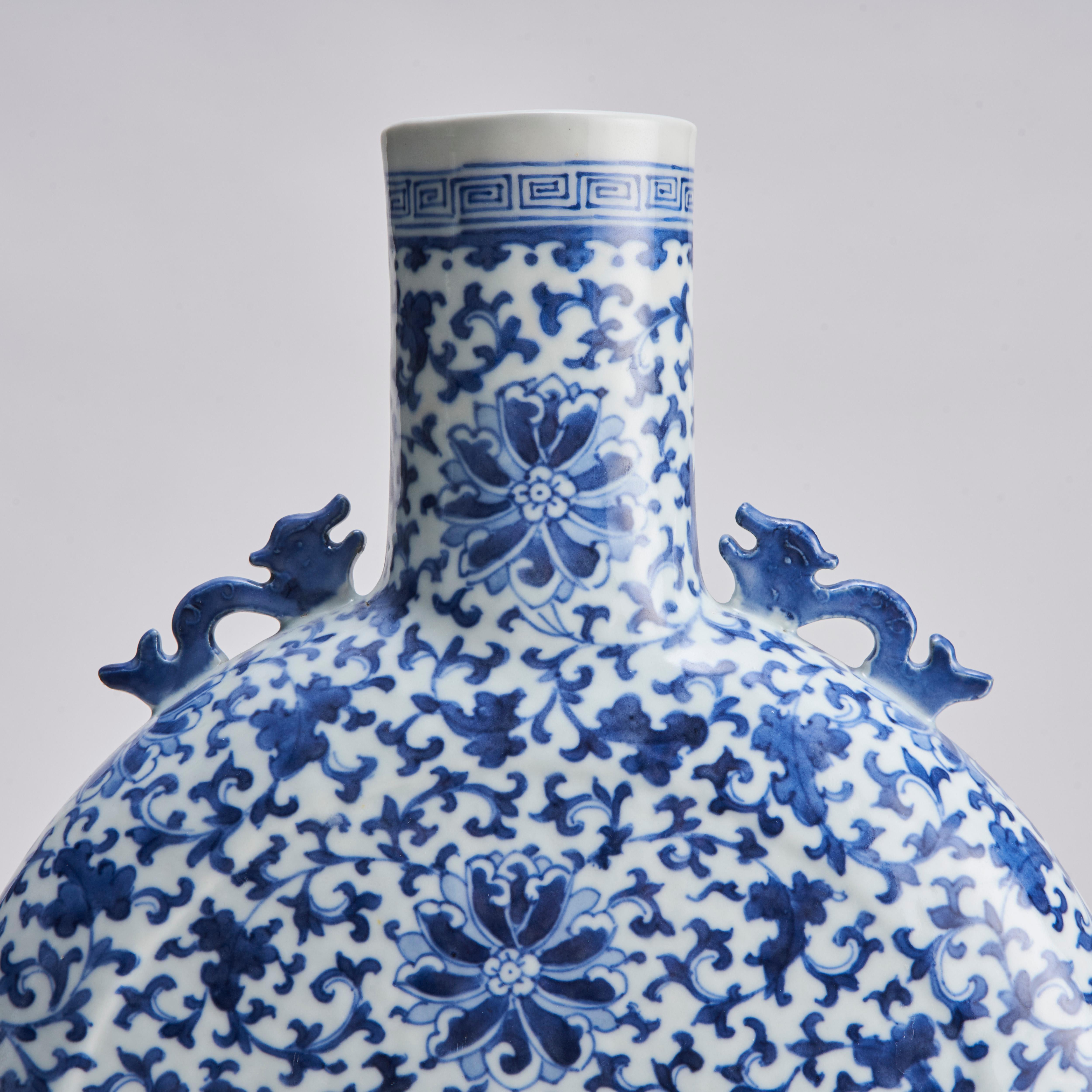 A pair of 19th Century, Chinese porcelain blue and white pilgrim vases For Sale 2