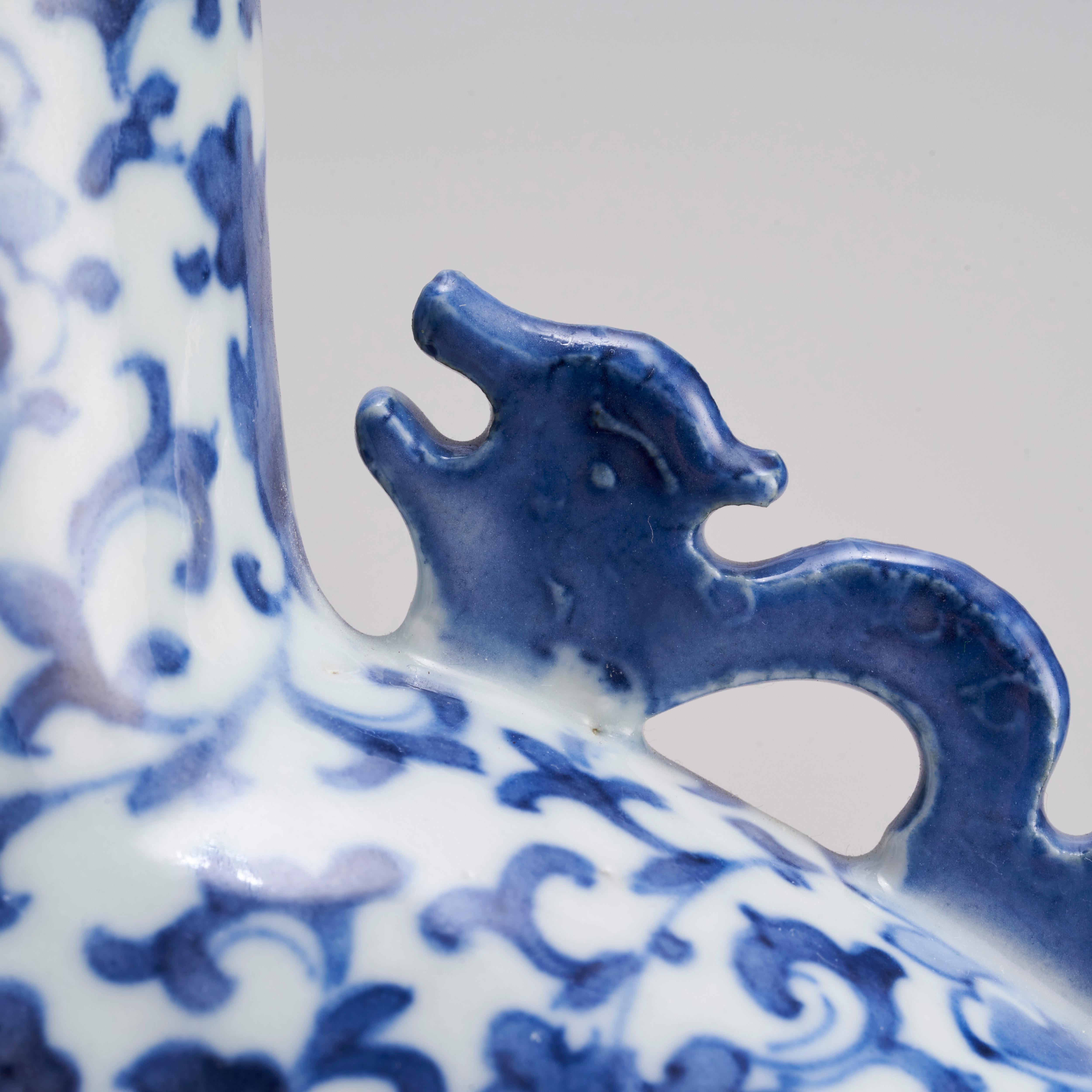Paire de vases de pèlerin en porcelaine chinoise bleue et blanche du 19e siècle en vente 1