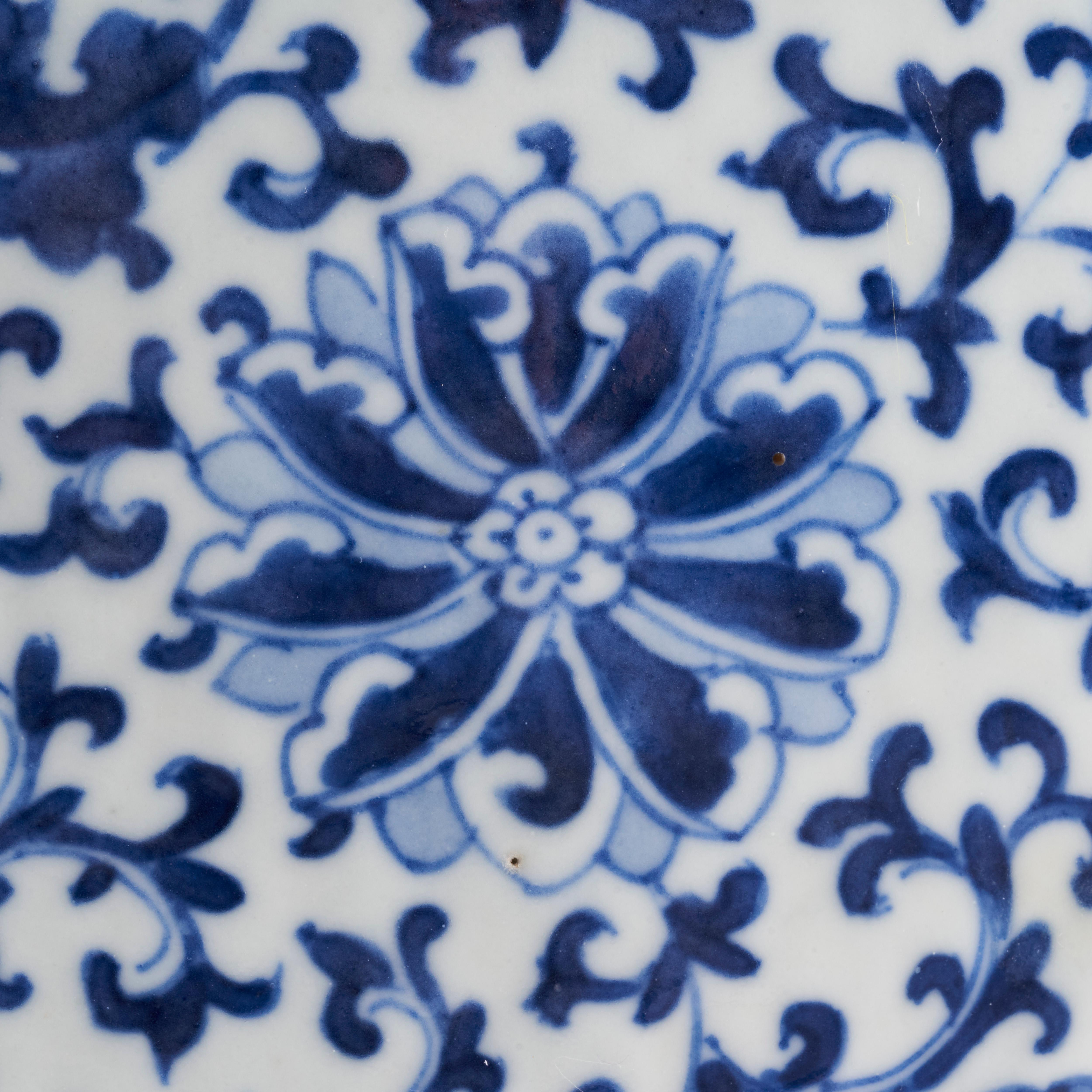 Paire de vases de pèlerin en porcelaine chinoise bleue et blanche du 19e siècle en vente 2