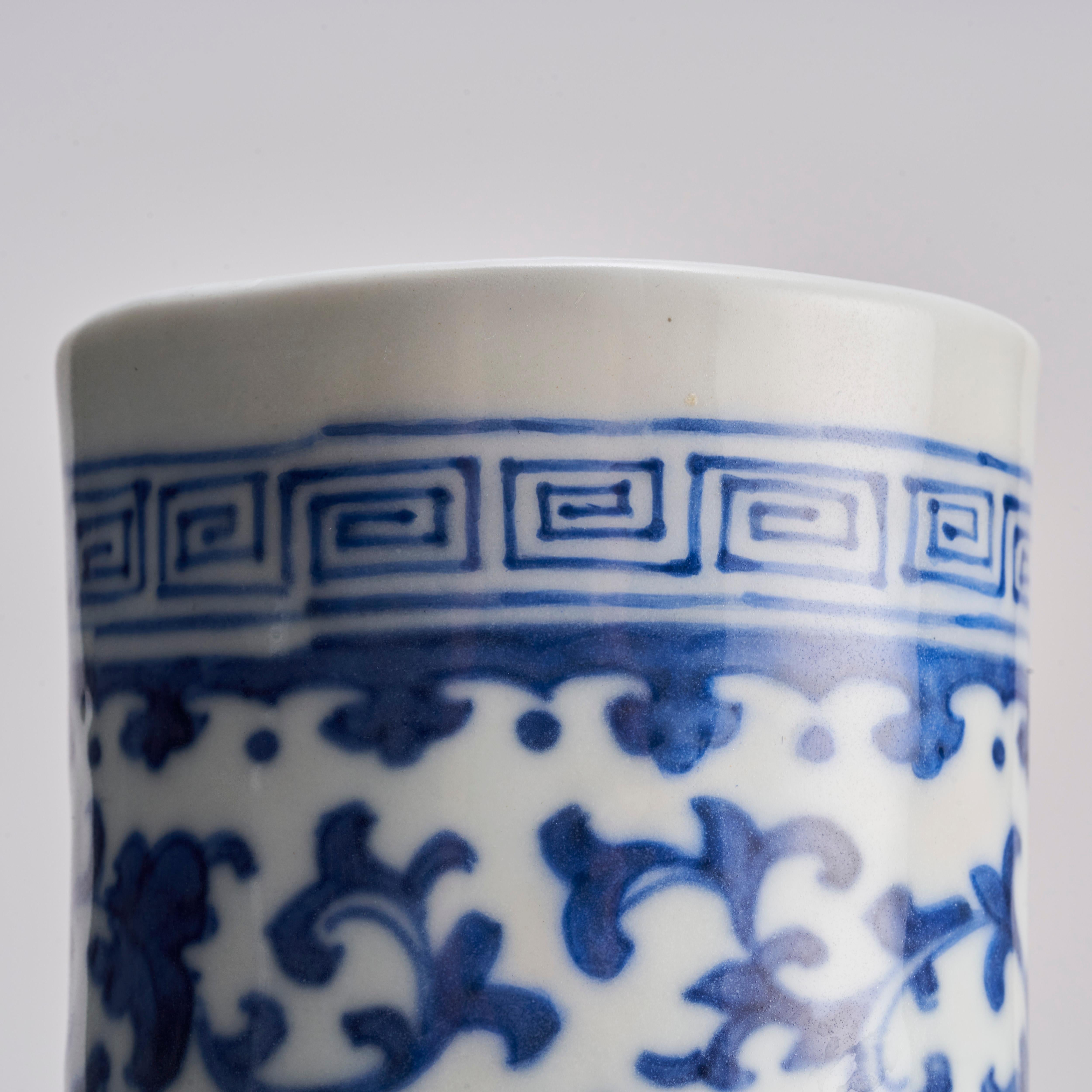 Paire de vases de pèlerin en porcelaine chinoise bleue et blanche du 19e siècle en vente 3