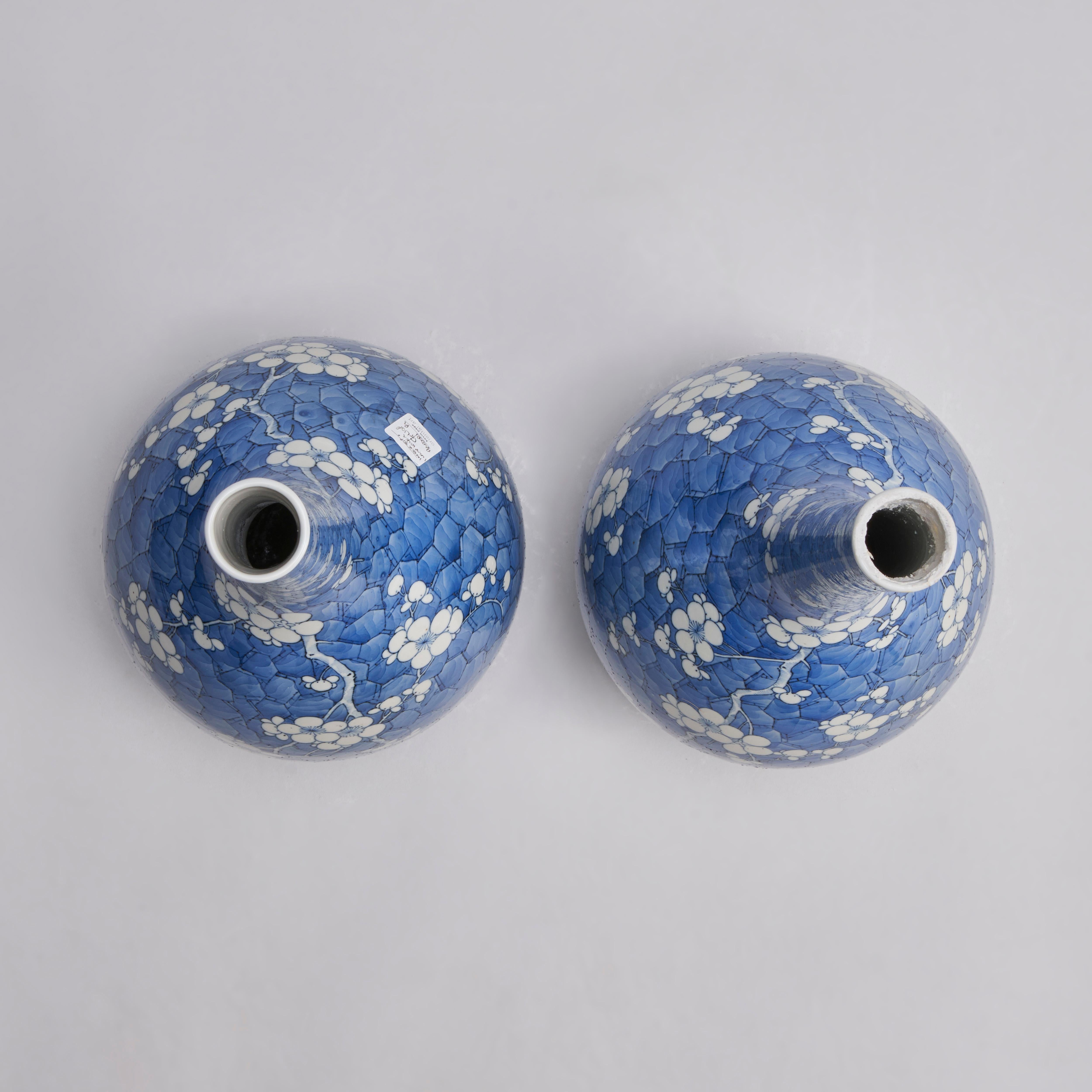 A pair of 19th Century Chinese porcelain bottle vases For Sale 6