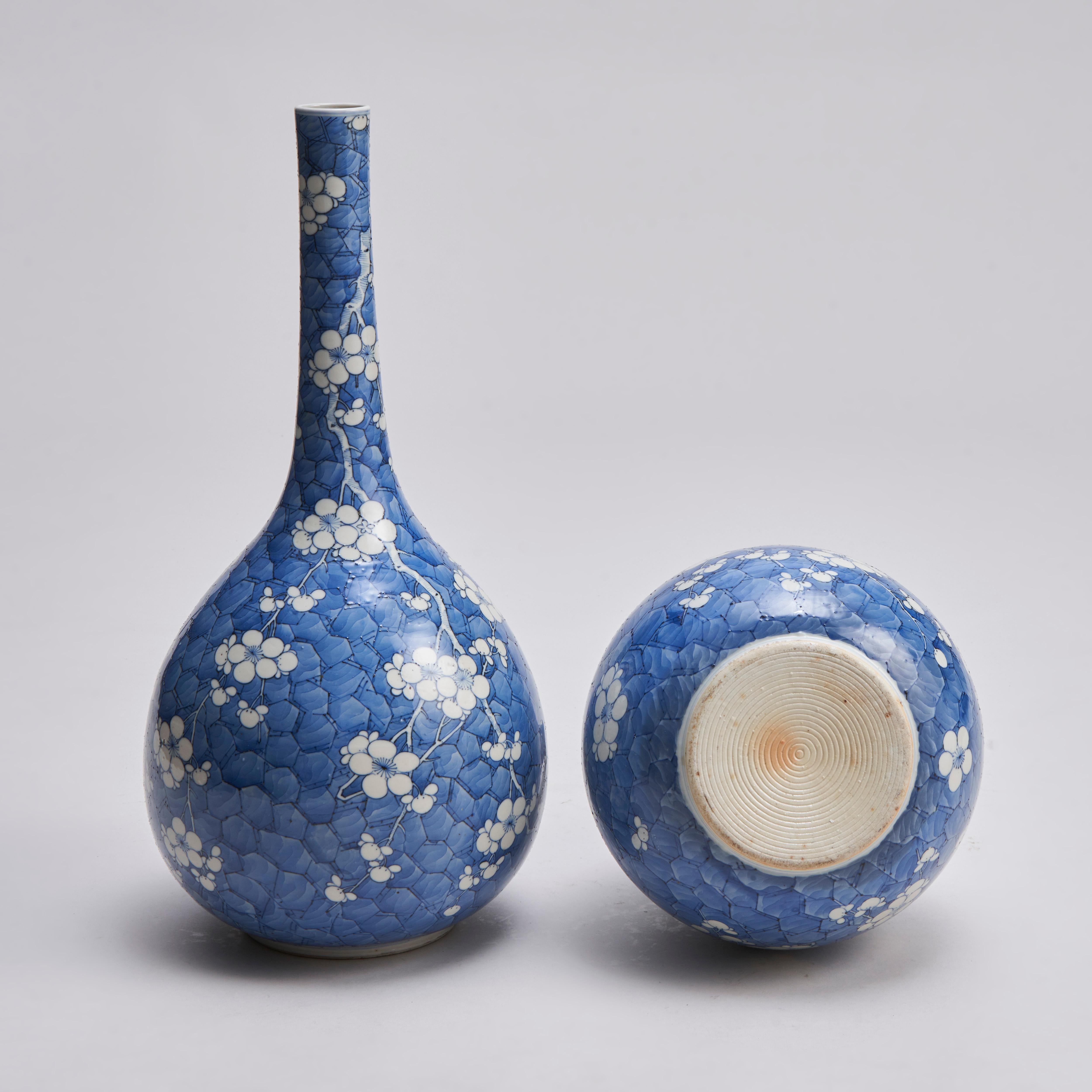 A pair of 19th Century Chinese porcelain bottle vases For Sale 7