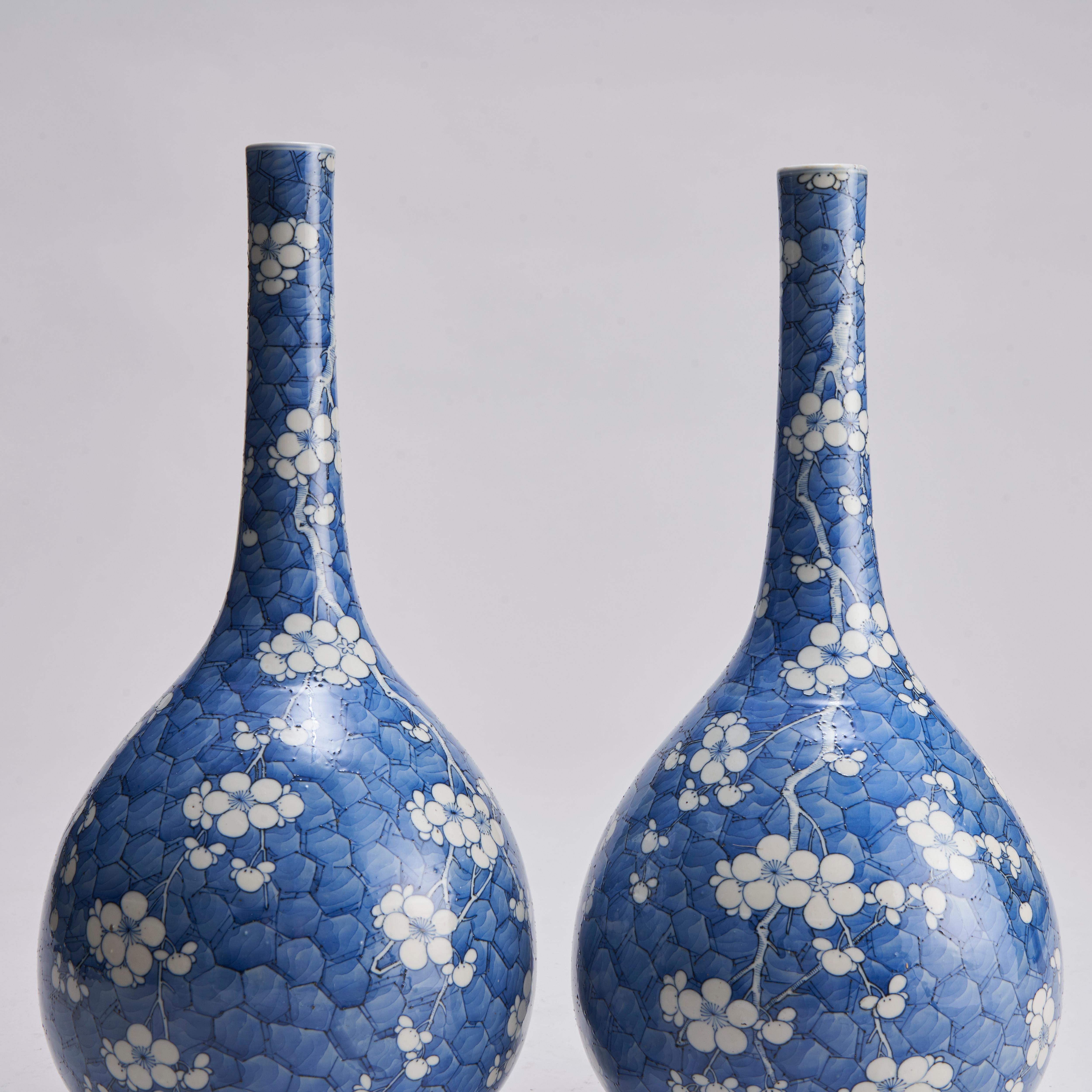 A pair of 19th Century Chinese porcelain bottle vases In Good Condition For Sale In London, GB