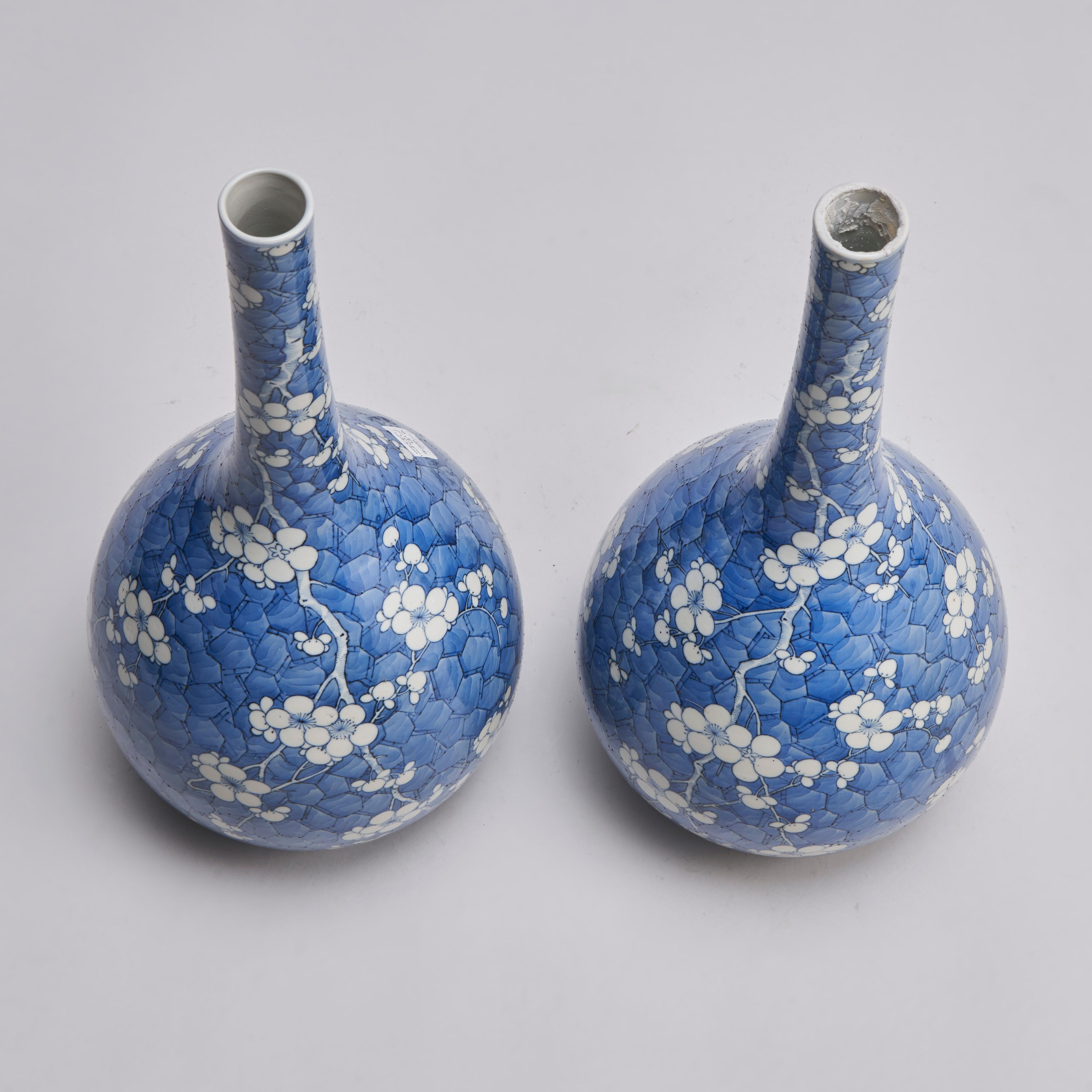 A pair of 19th Century Chinese porcelain bottle vases For Sale 5