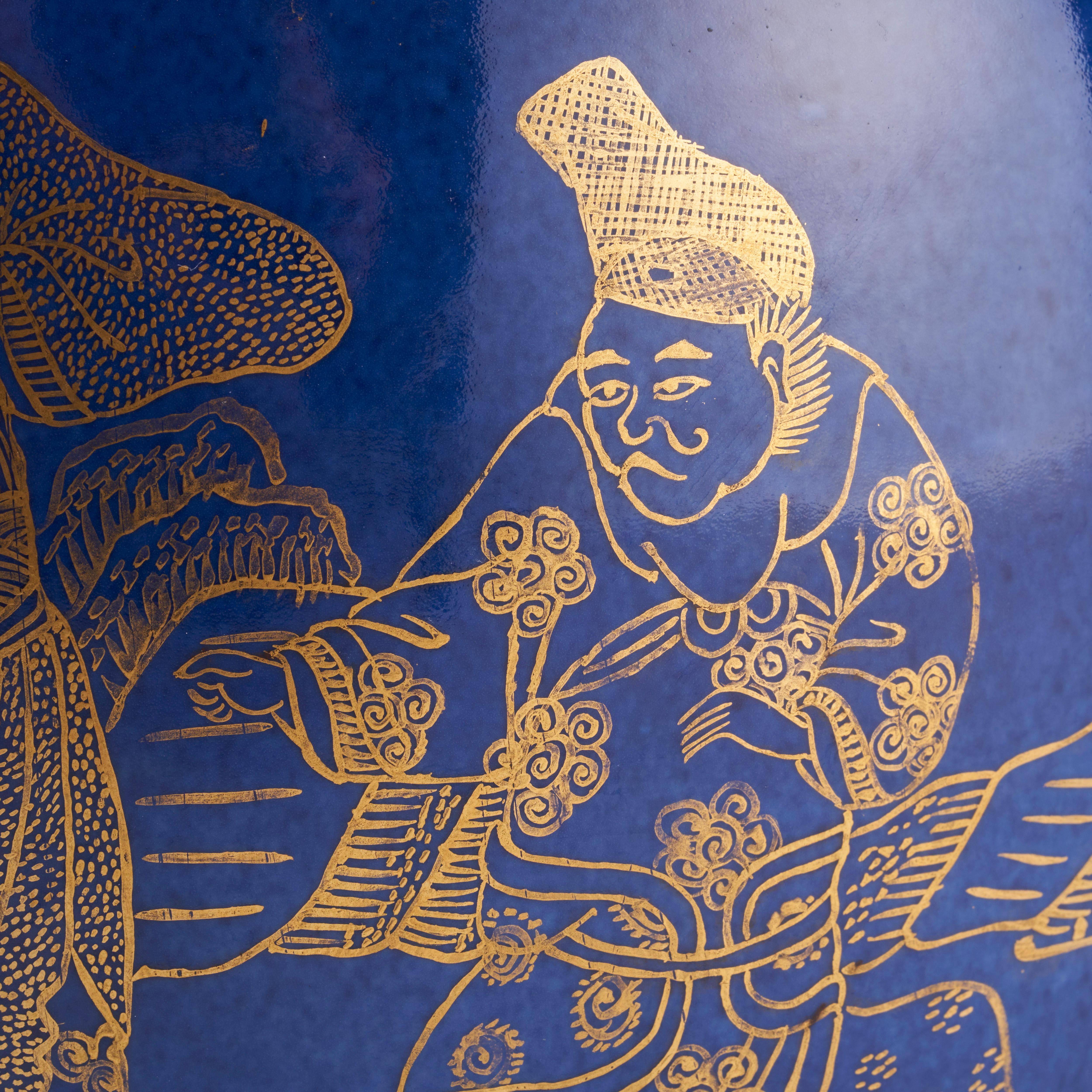 Porcelaine Paire de jarres chinoises bleu poudre du 19ème siècle avec décoration dorée en vente