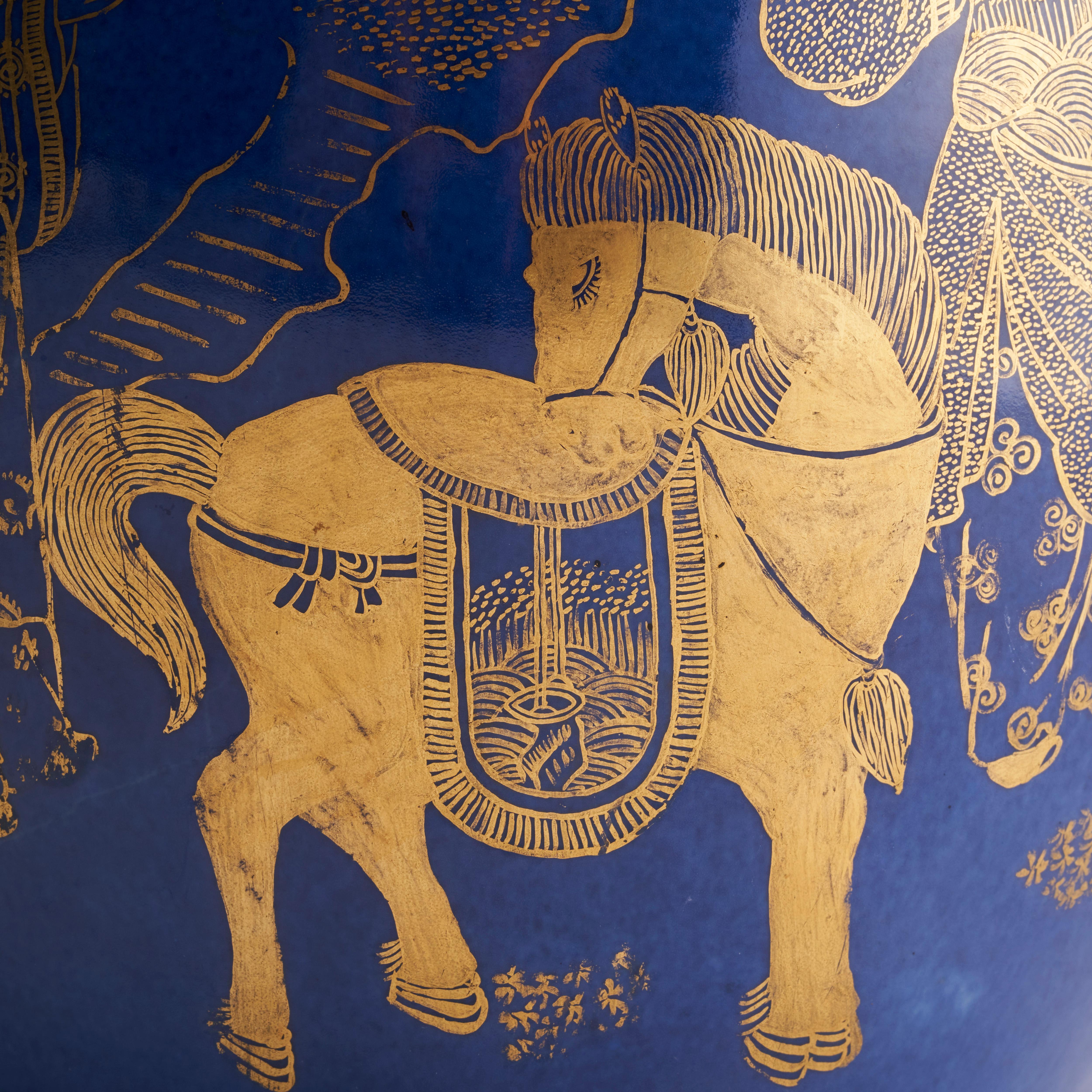 Paire de jarres chinoises bleu poudre du 19ème siècle avec décoration dorée en vente 1