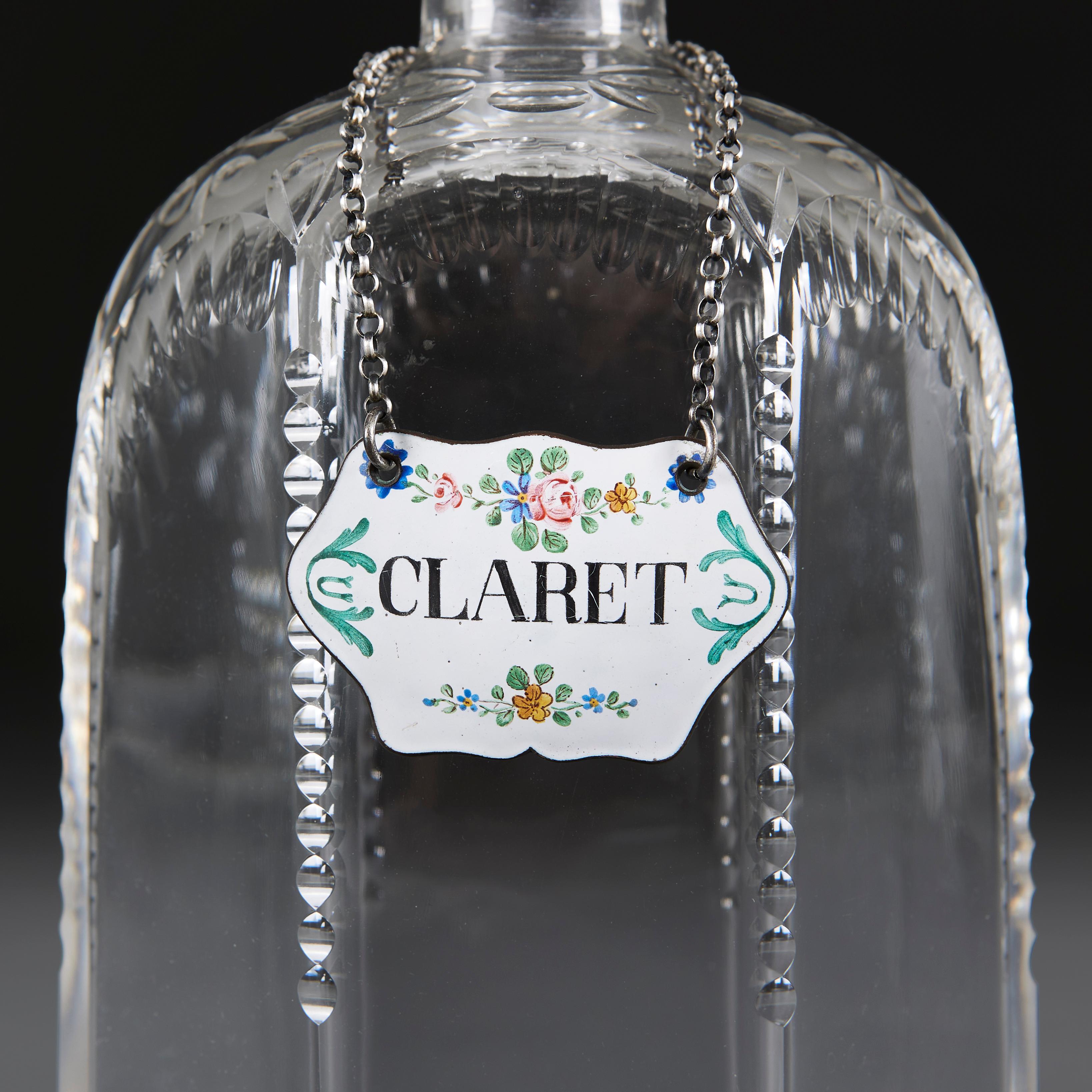 Paire de carafes rectangulaires en verre taillé de la fin du XIXe siècle, avec bouchons, à décor gravé de feuillages, conservant les étiquettes en émail d'origine sur les cols.

Hauteur   26.00cm

Largeur     12.00cm

Profondeur     7.00cm