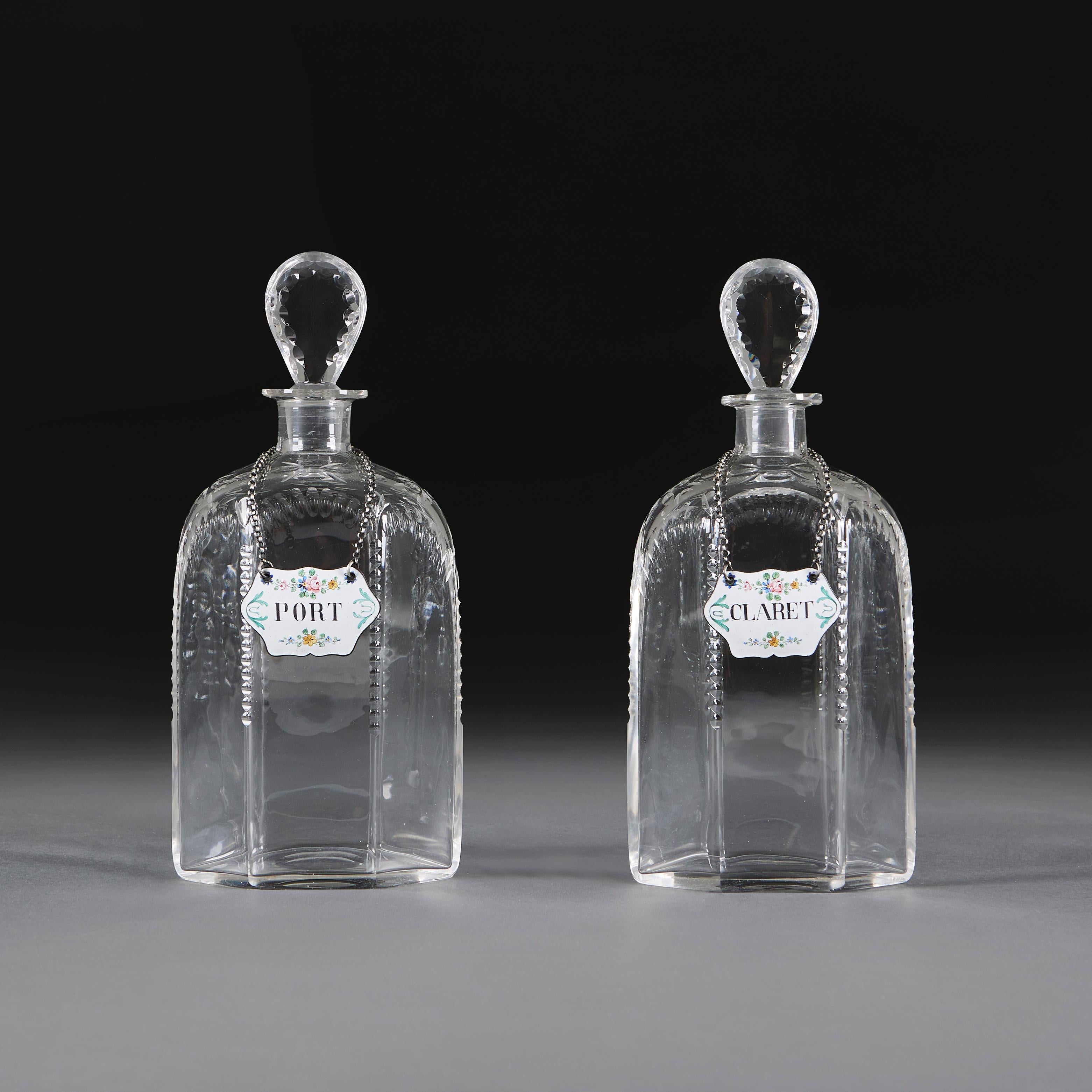 Paire de carafes en verre taillé du 19ème siècle avec étiquettes en émail Bon état - En vente à London, GB