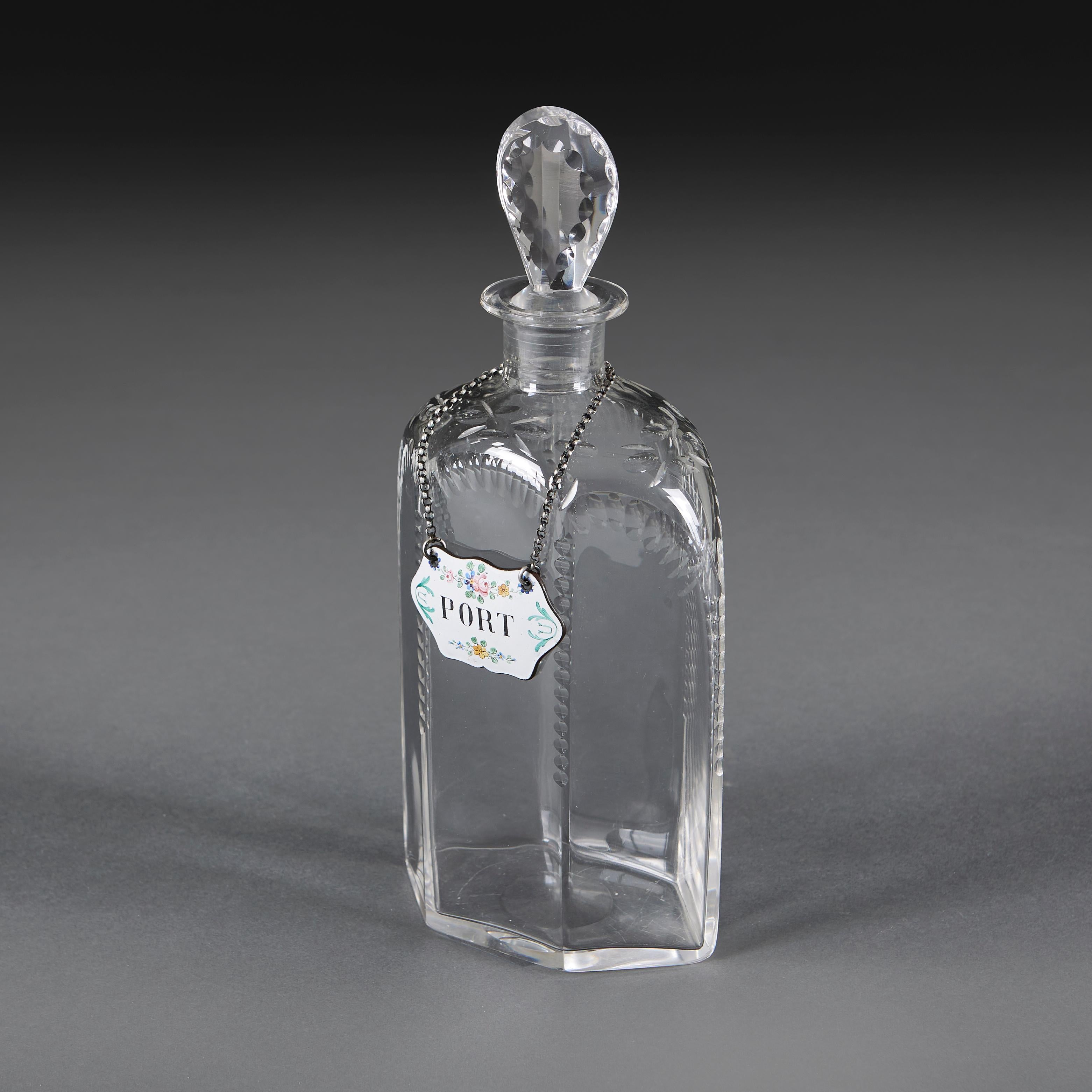 XIXe siècle Paire de carafes en verre taillé du 19ème siècle avec étiquettes en émail en vente