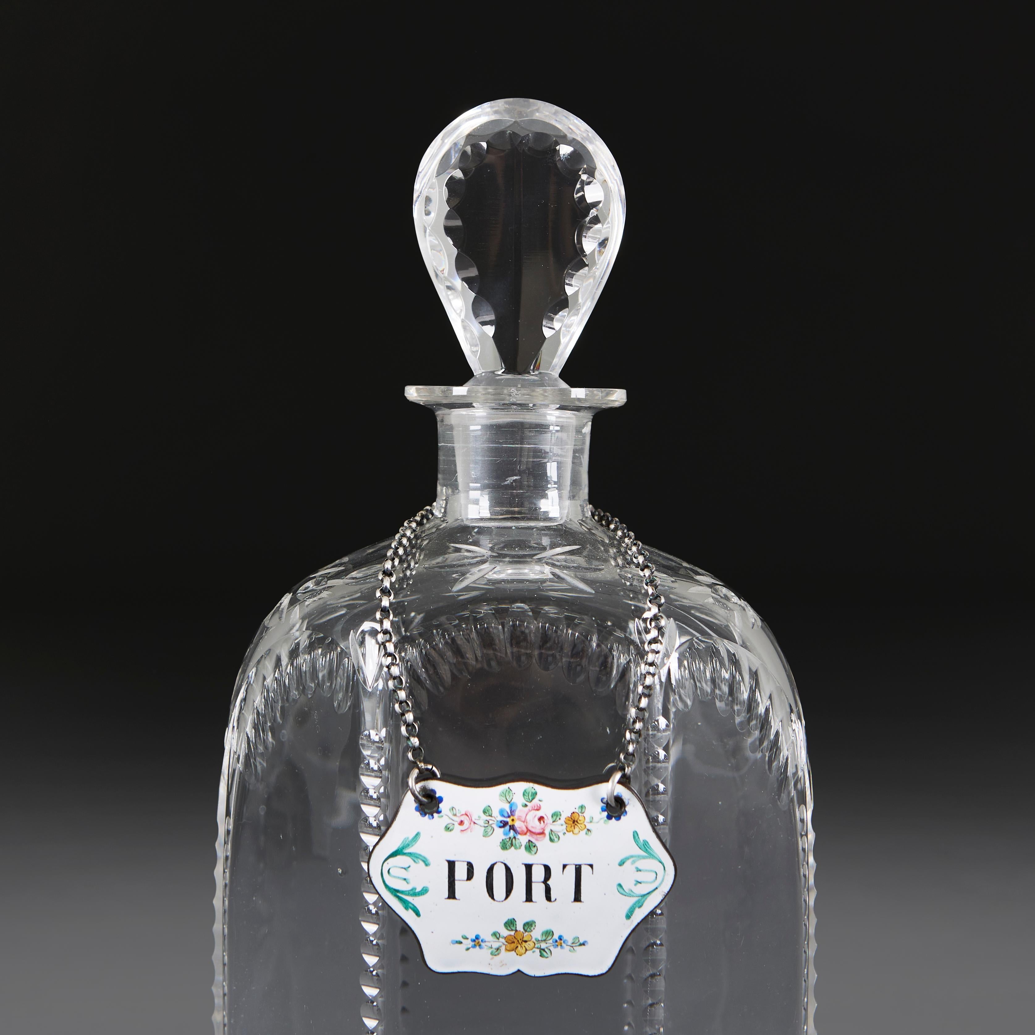 Émail Paire de carafes en verre taillé du 19ème siècle avec étiquettes en émail en vente