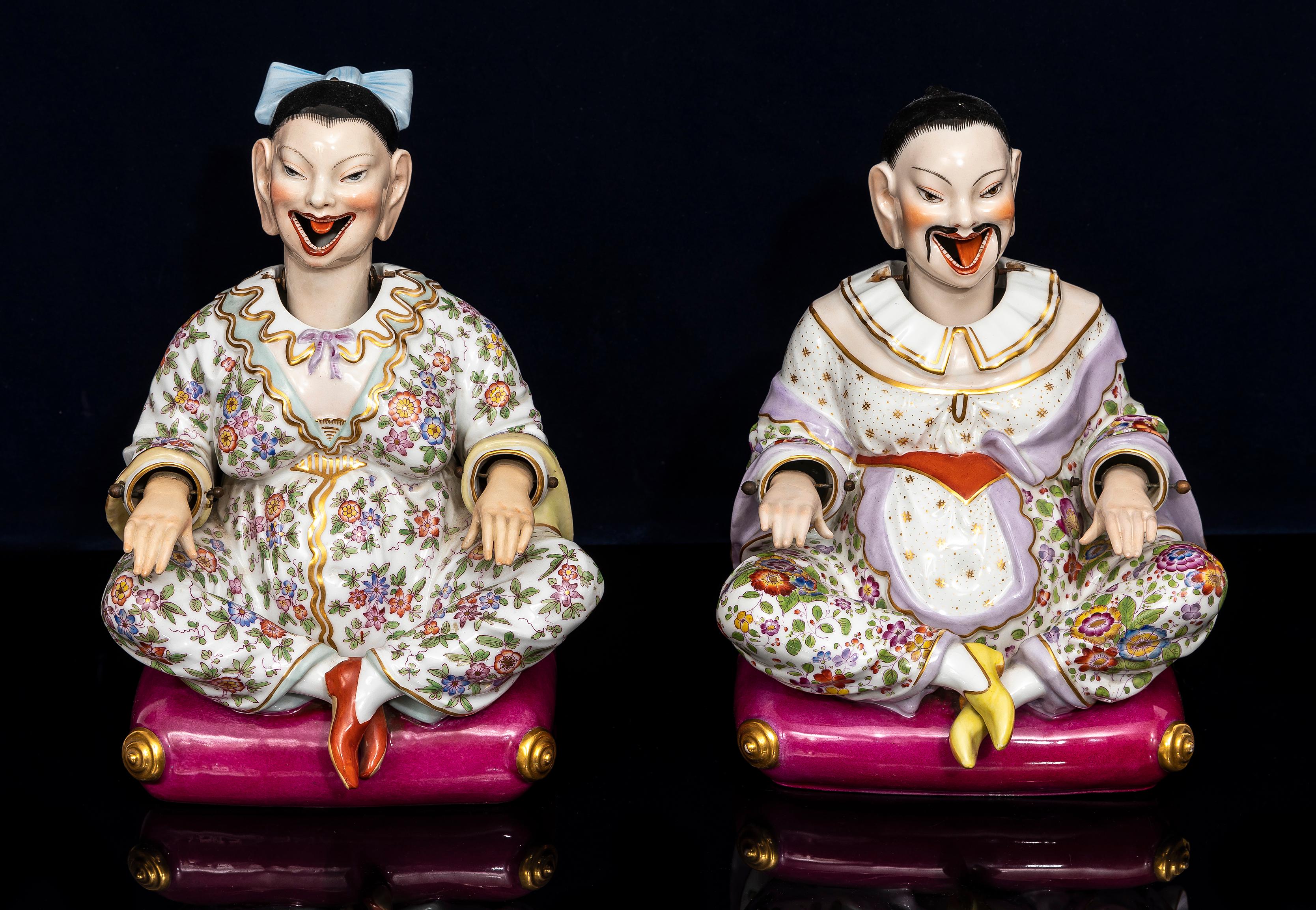 Pareja de figuras de cabeza inclinada de porcelana de Dresden del siglo XIX sentadas sobre almohadones Chinoiserie en venta