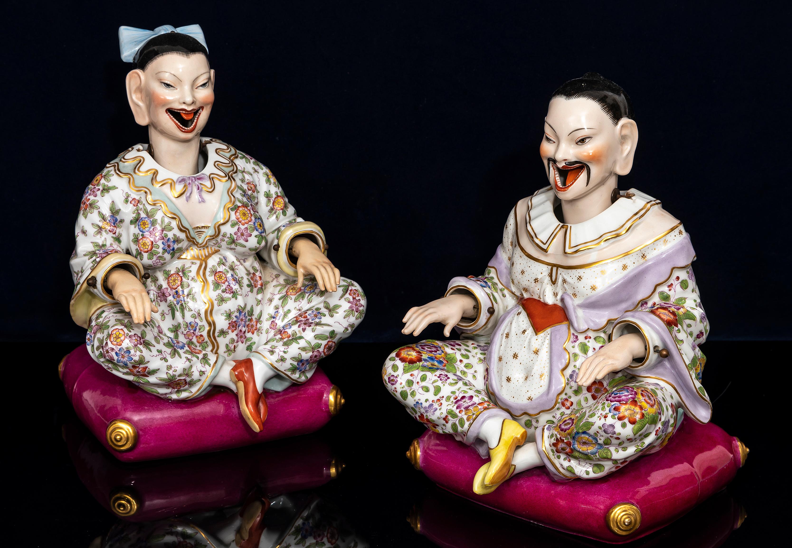 Pareja de figuras de cabeza inclinada de porcelana de Dresden del siglo XIX sentadas sobre almohadones Alemán en venta