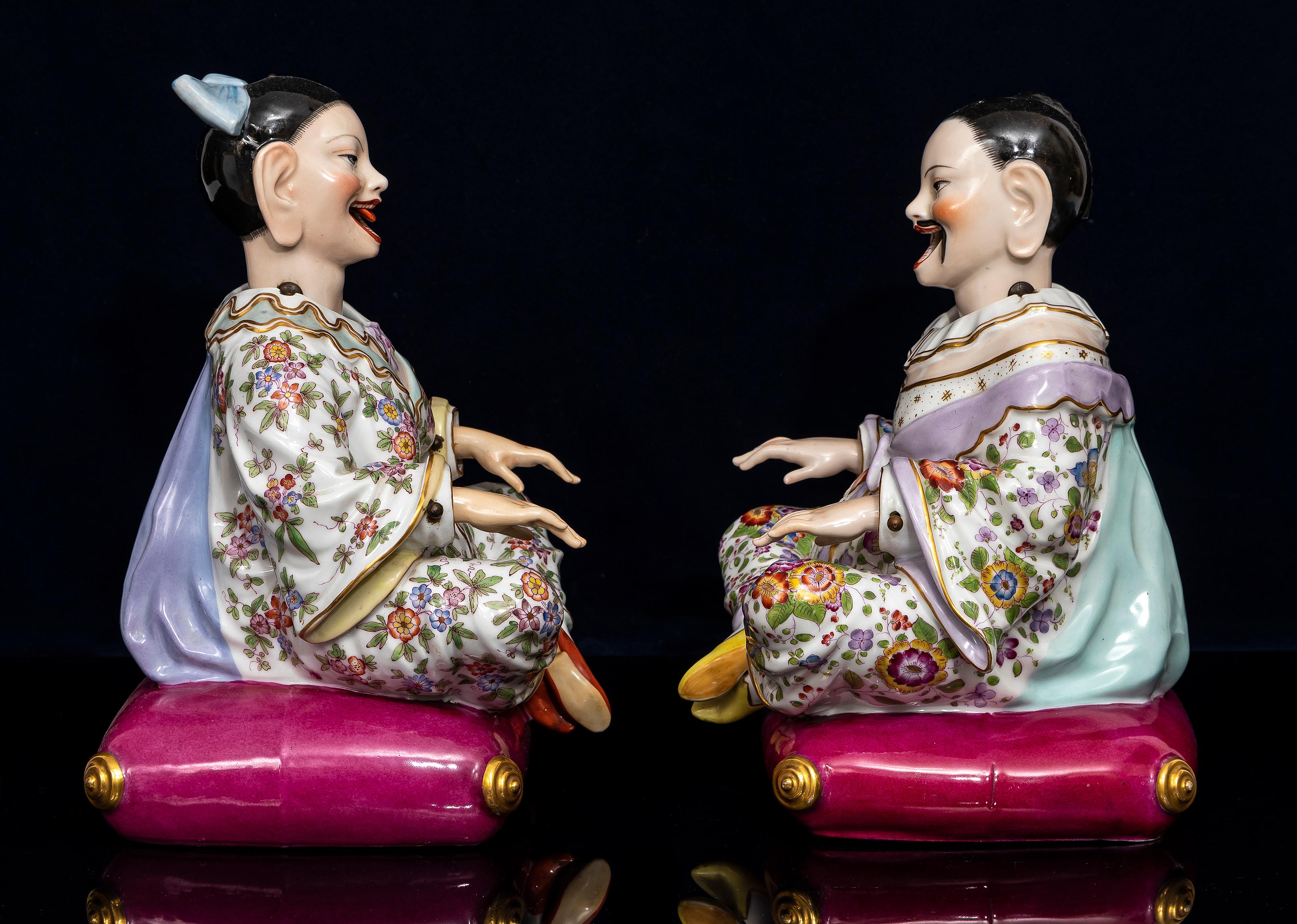 Pareja de figuras de cabeza inclinada de porcelana de Dresden del siglo XIX sentadas sobre almohadones Pintado a mano en venta