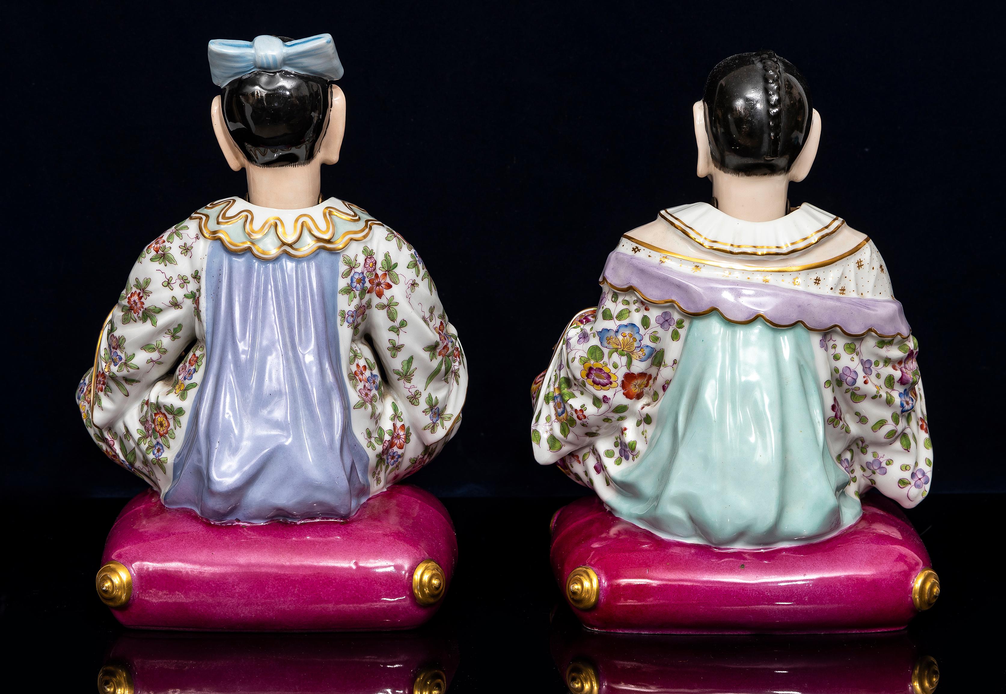 Pareja de figuras de cabeza inclinada de porcelana de Dresden del siglo XIX sentadas sobre almohadones en Bueno estado para la venta en New York, NY