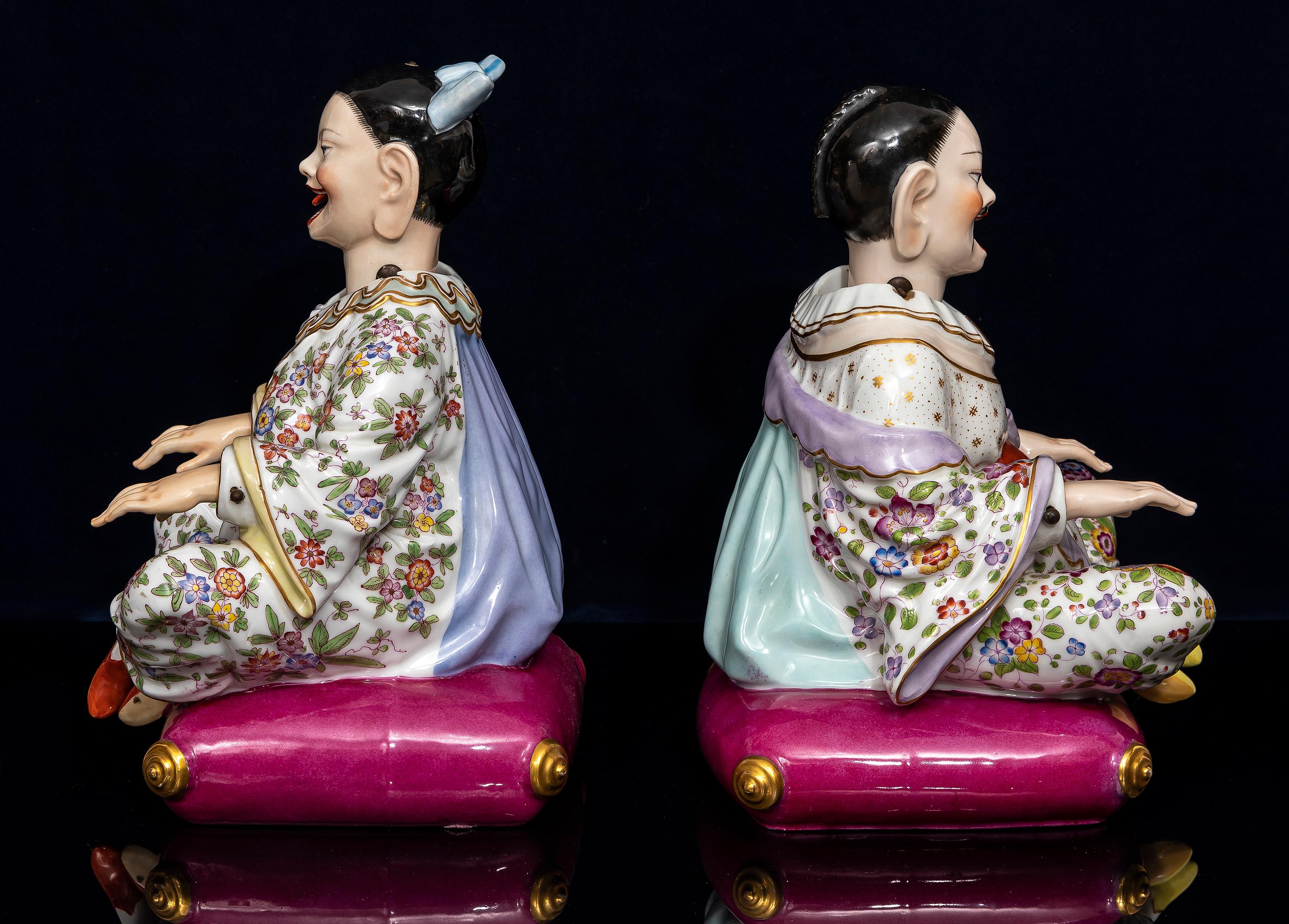 Pareja de figuras de cabeza inclinada de porcelana de Dresden del siglo XIX sentadas sobre almohadones Fines del siglo XIX en venta