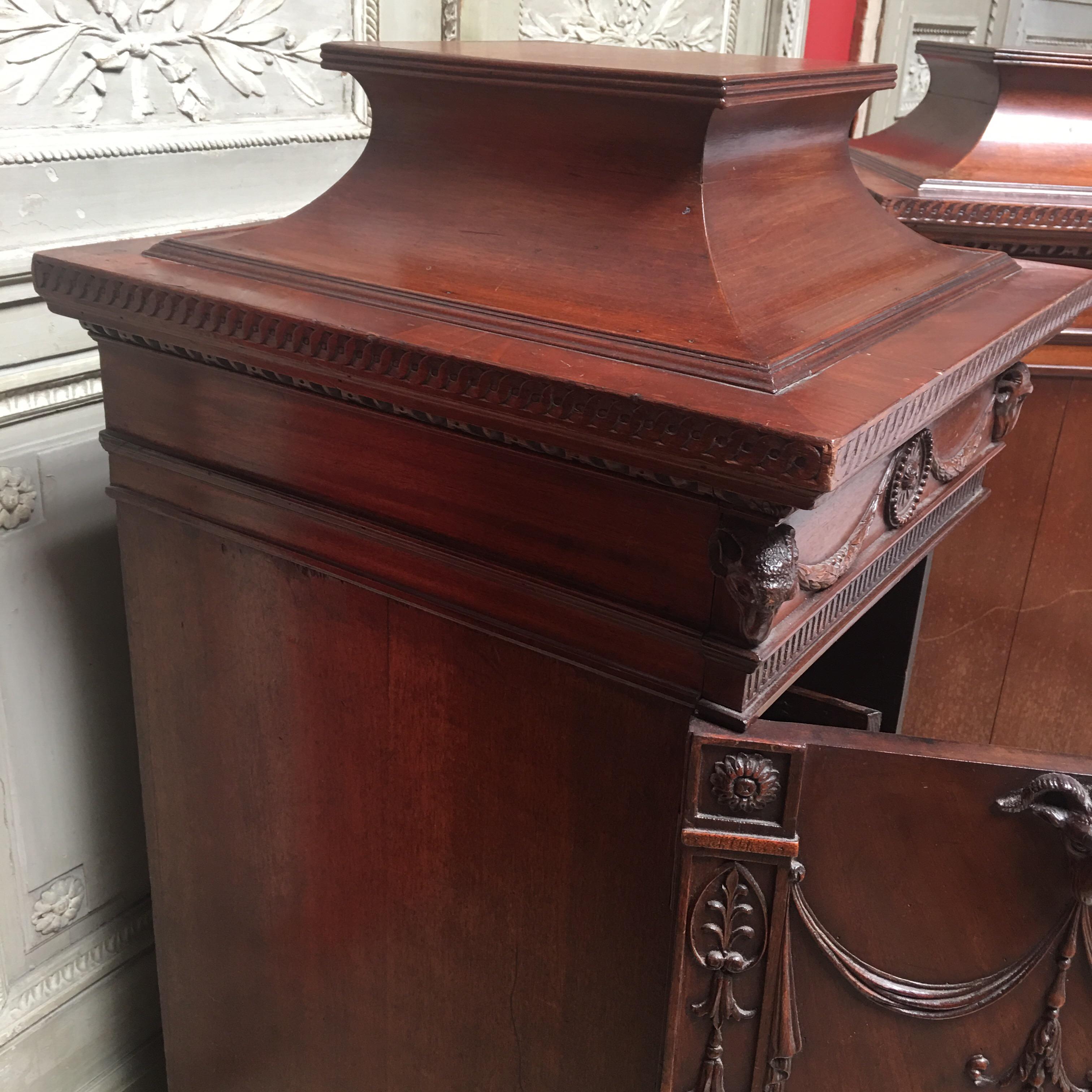 Paire d'armoires à piédestal en acajou du 19e siècle de style George III anglais en vente 9