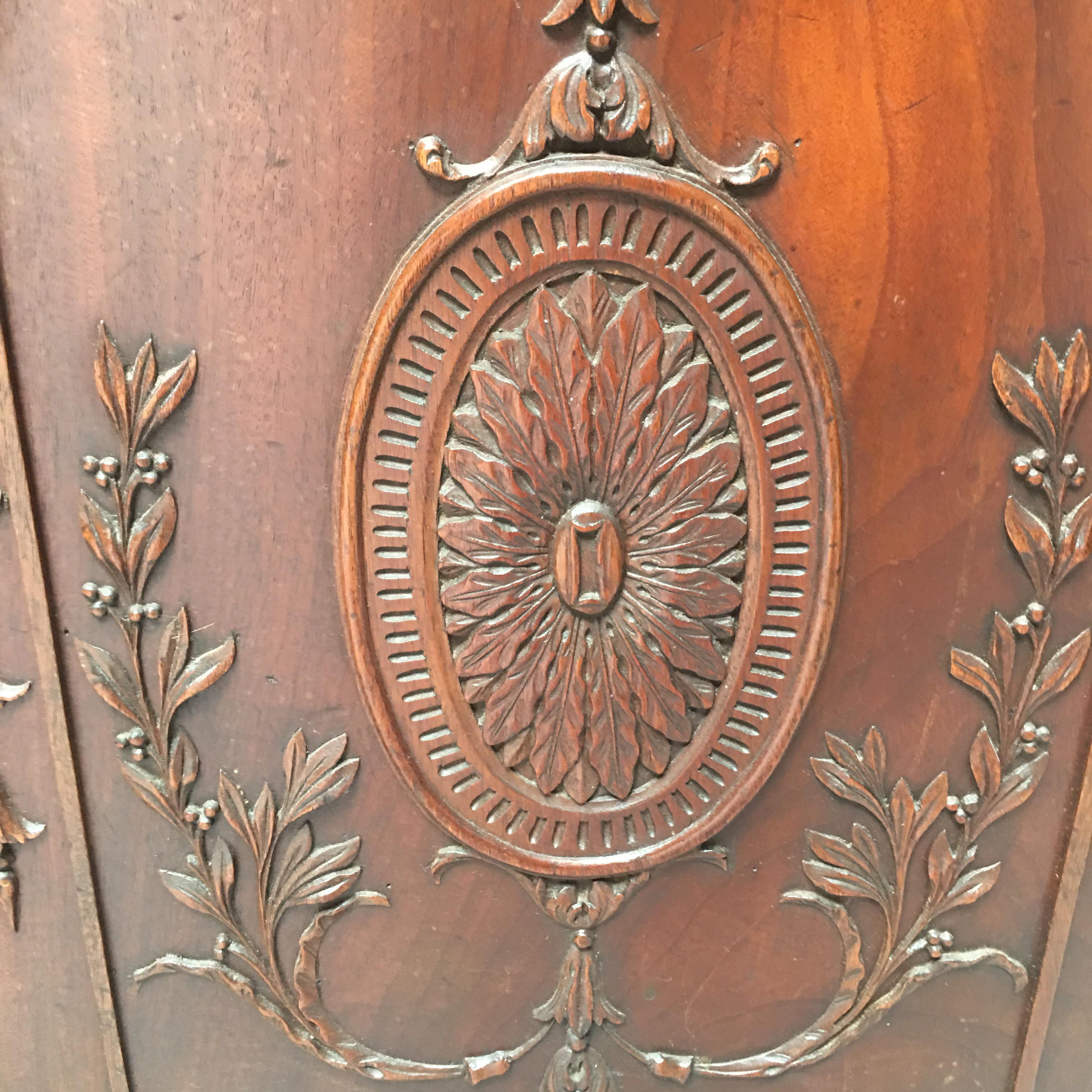 Paire d'armoires à piédestal en acajou du 19e siècle de style George III anglais en vente 1