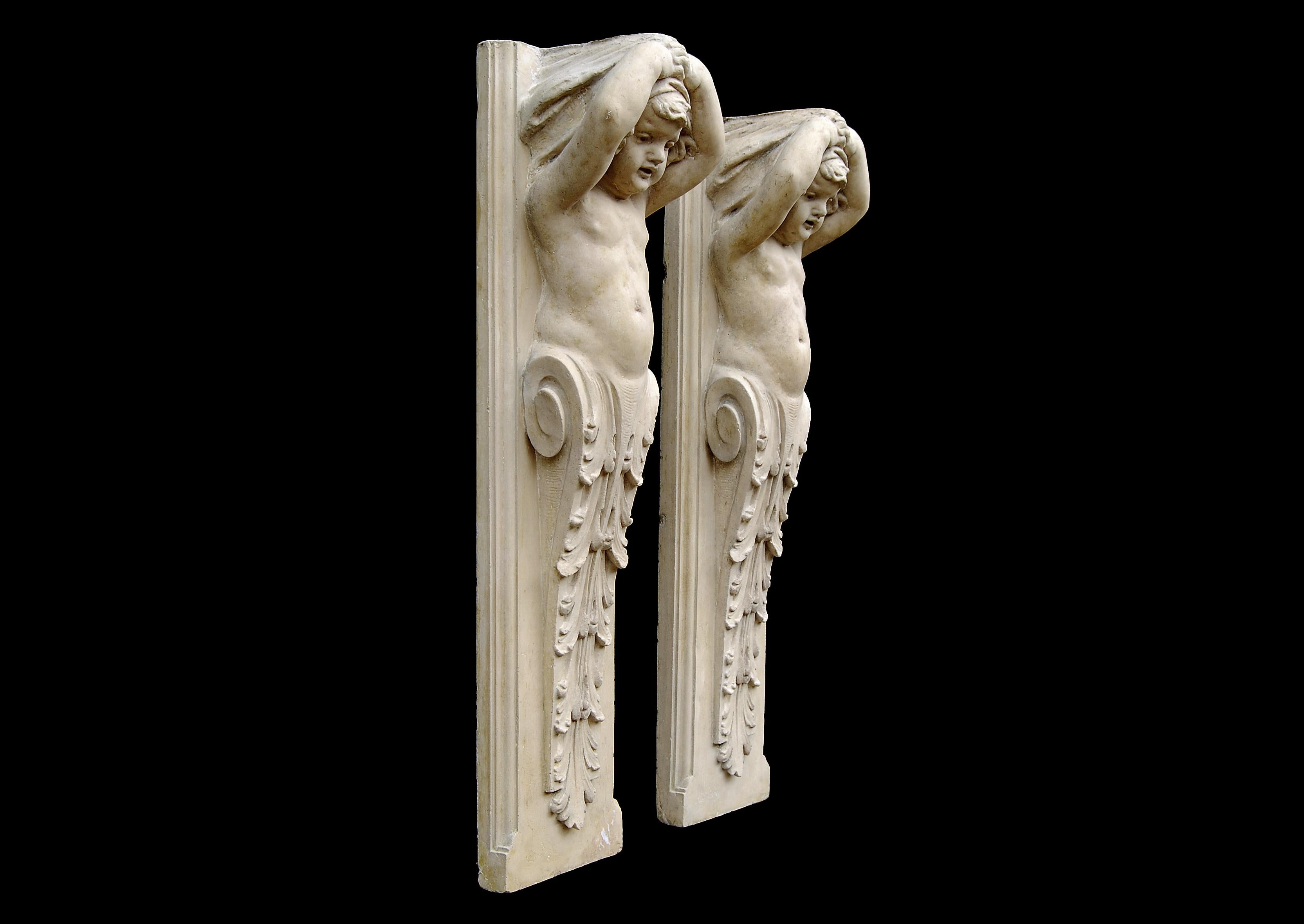 Paar englische glasierte Terrakotta-Figuren von Putten aus dem 19. Jahrhundert (Englisch) im Angebot