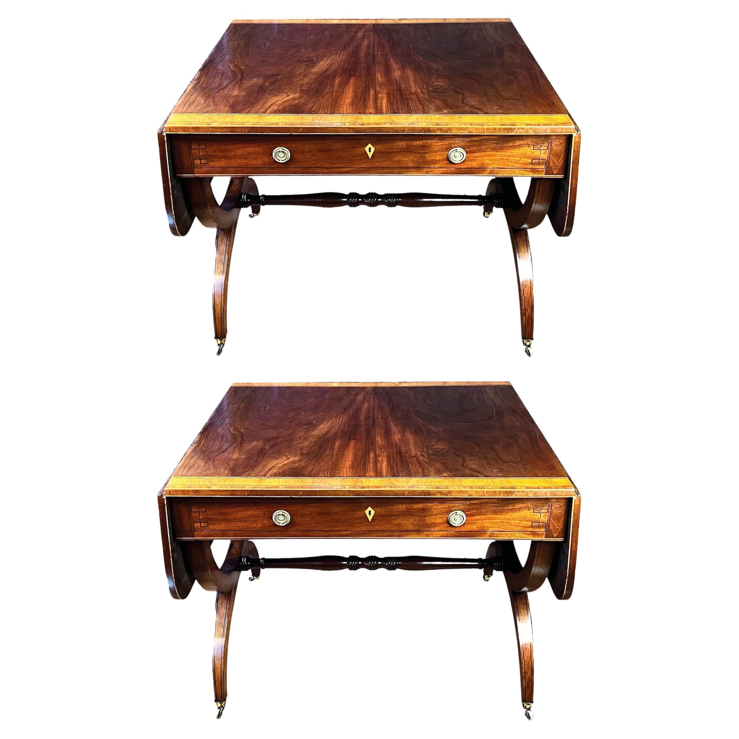 Paire de tables de canapé de style Régence en acajou et incrustation de bois de satin